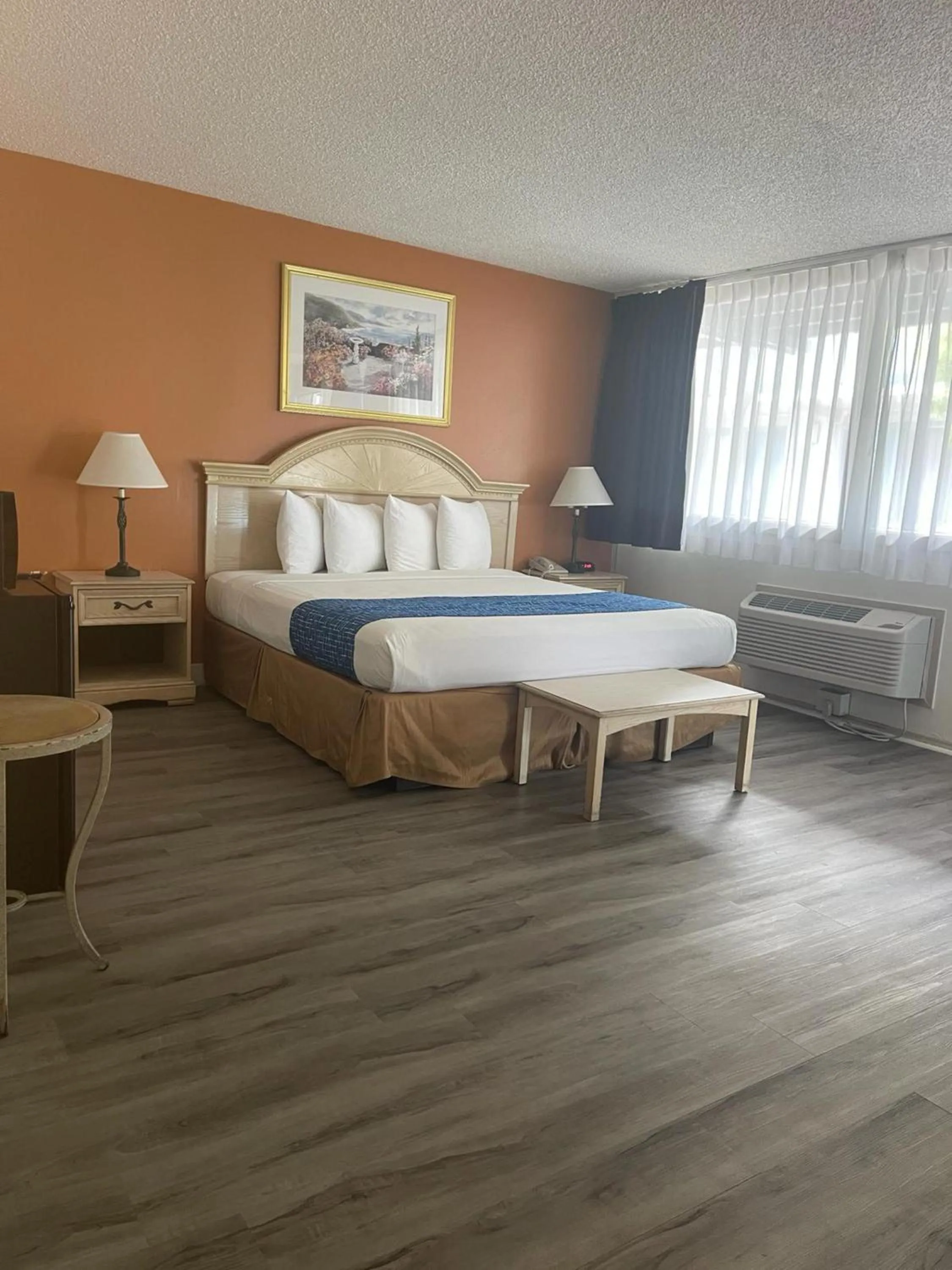 Bed in Travelodge by Wyndham San Francisco Airport North