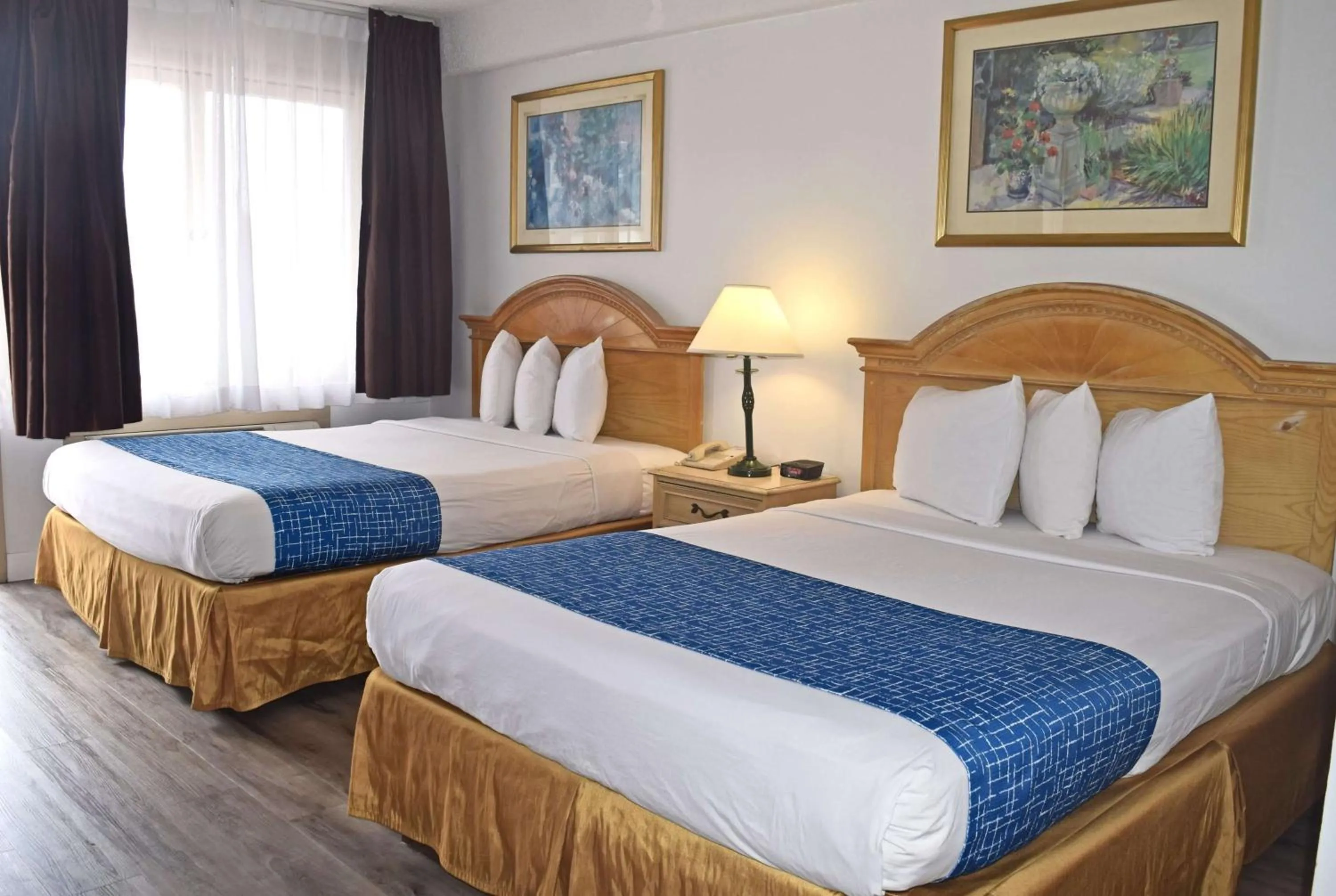 Photo of the whole room, Bed in Travelodge by Wyndham San Francisco Airport North