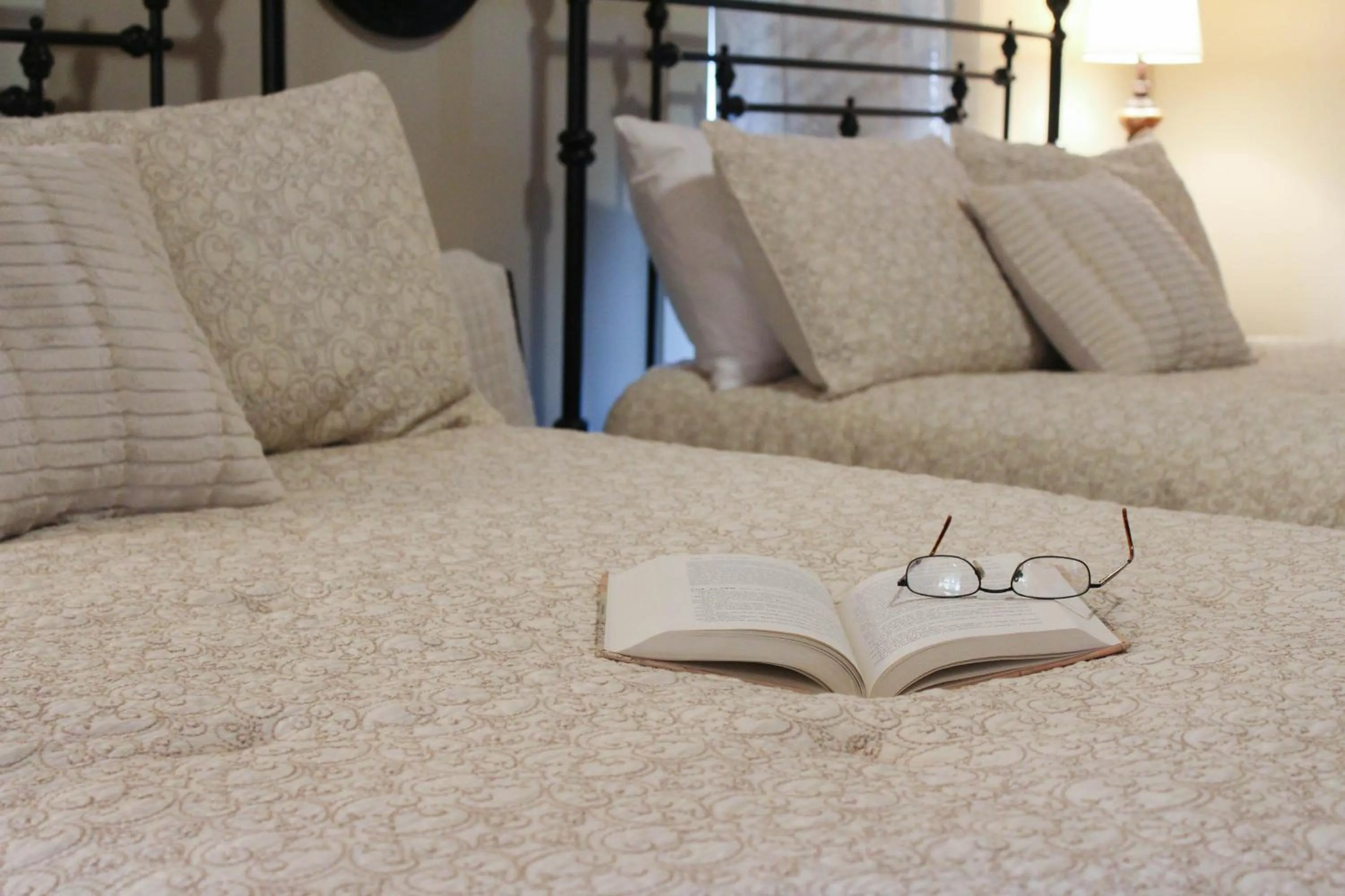 Bed in Das Meyer Haus - Luxe Victorian