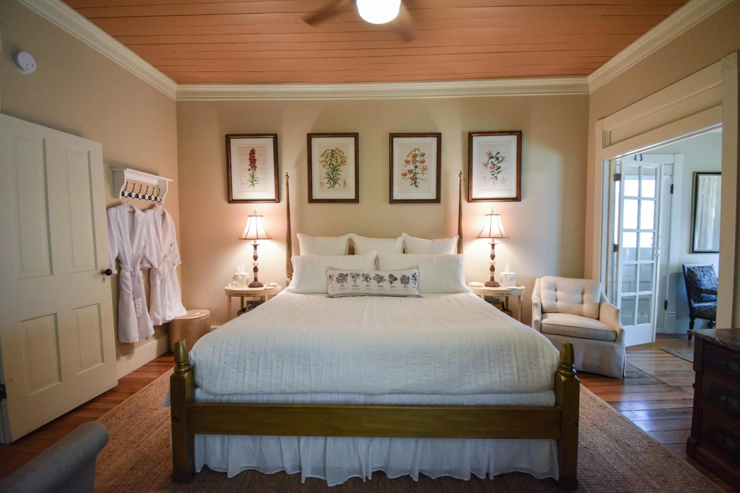 Bedroom, Bed in Das Meyer Haus - Luxe Victorian