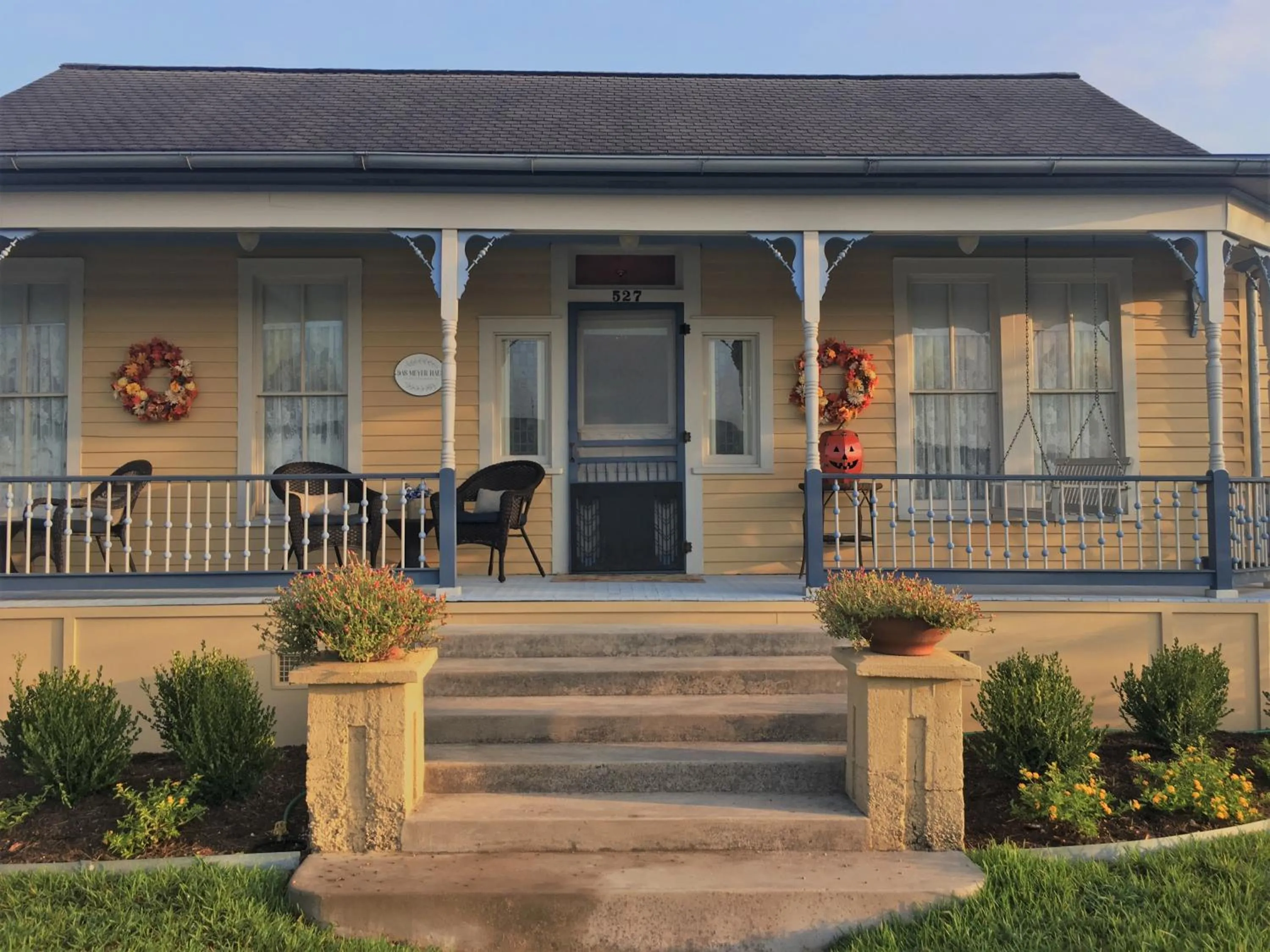 Property building in Das Meyer Haus - Luxe Victorian