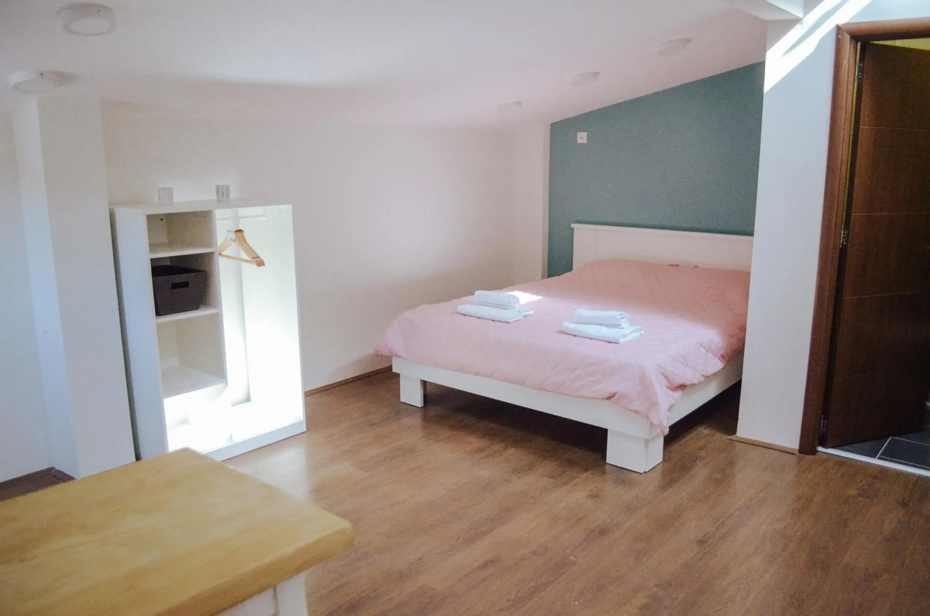 Studio in White & Wood Studio in White & Wood