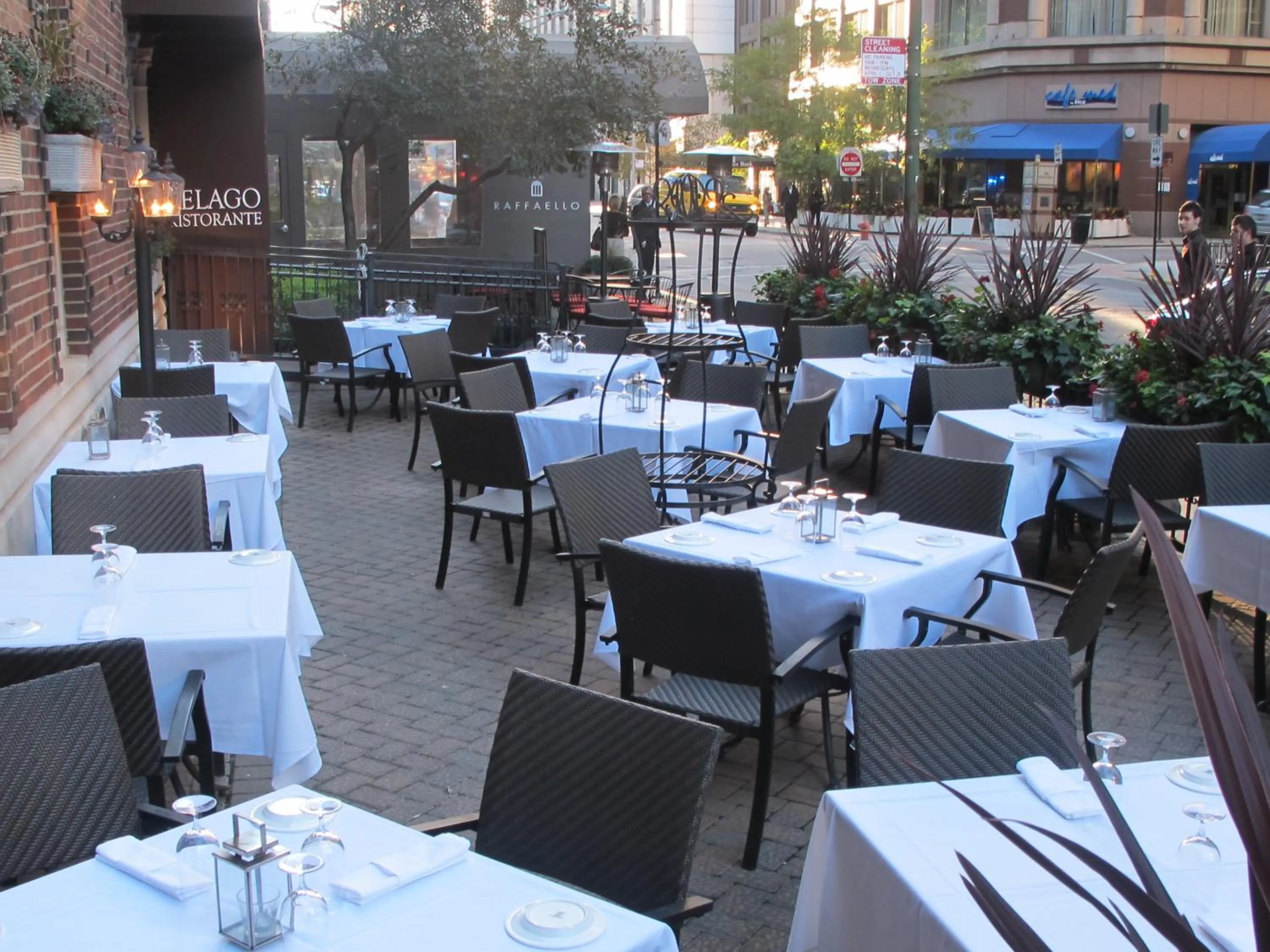 Restaurant/Places to Eat in Raffaello Hotel