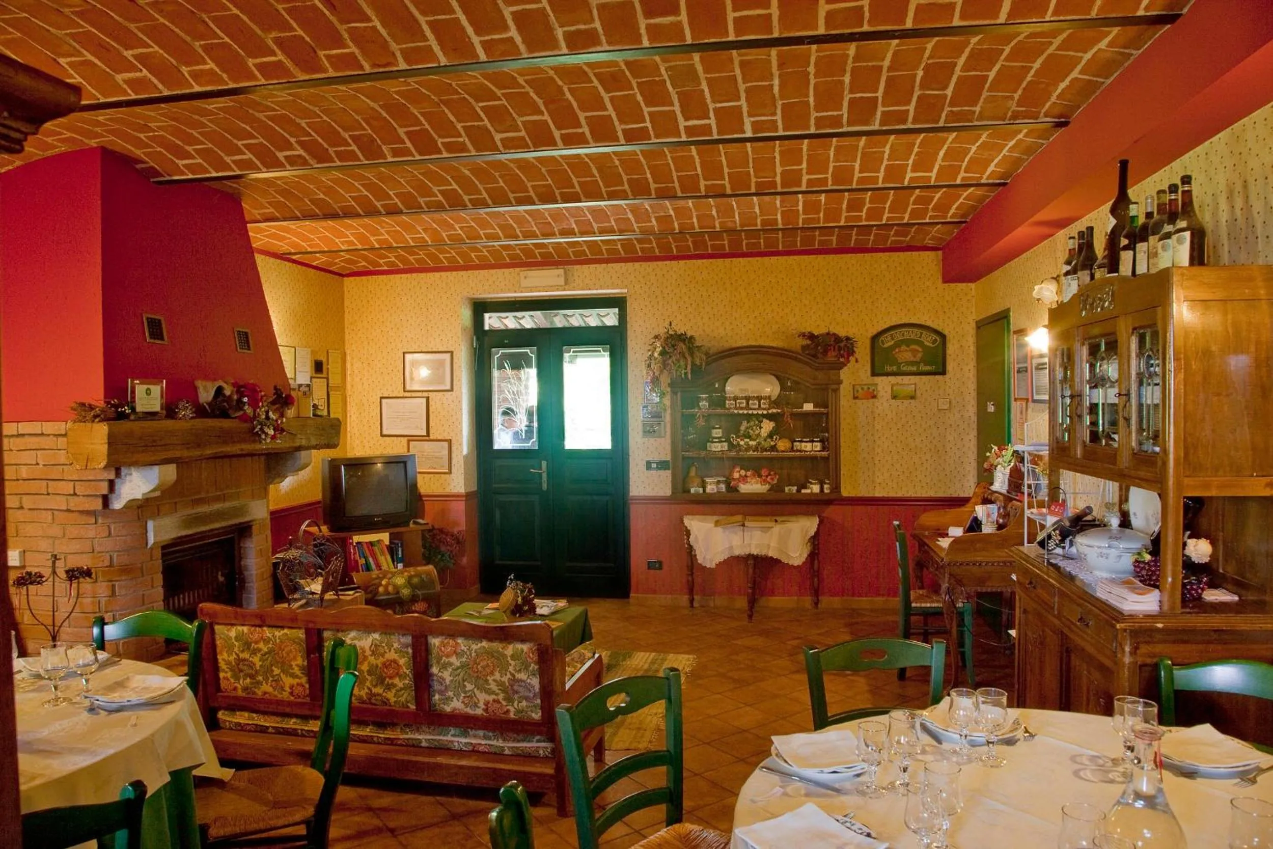 Restaurant/places to eat in Cascina Papa Mora