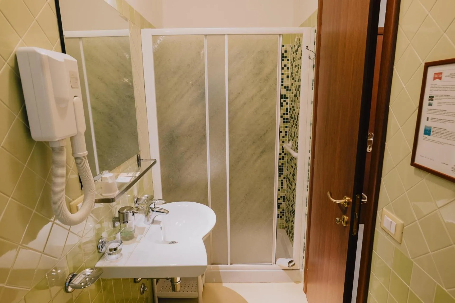 Shower in Hotel Nilde