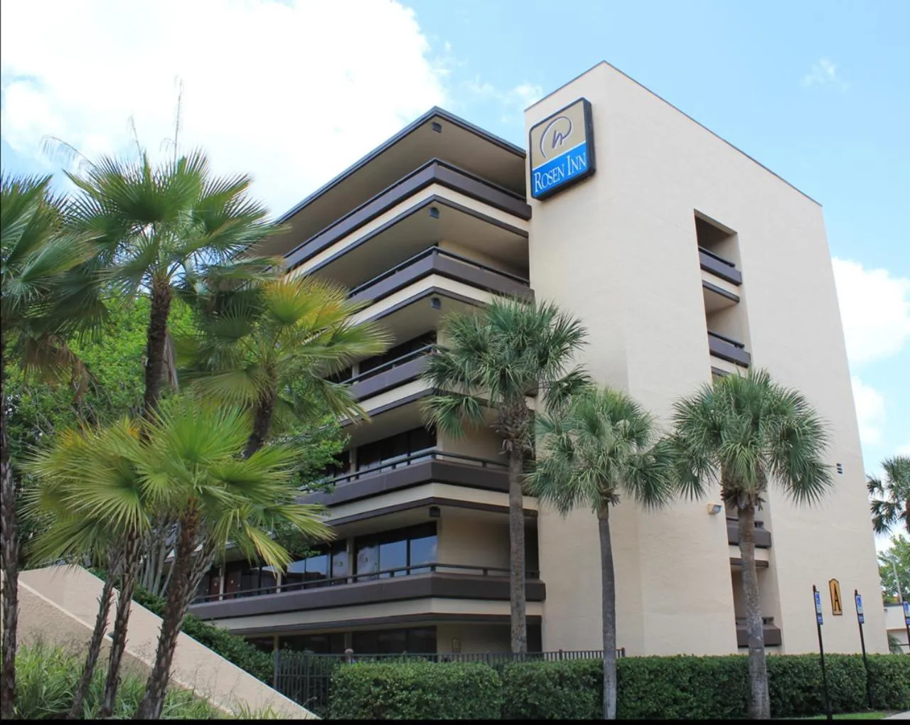 Property building in Rosen Inn at Pointe Orlando