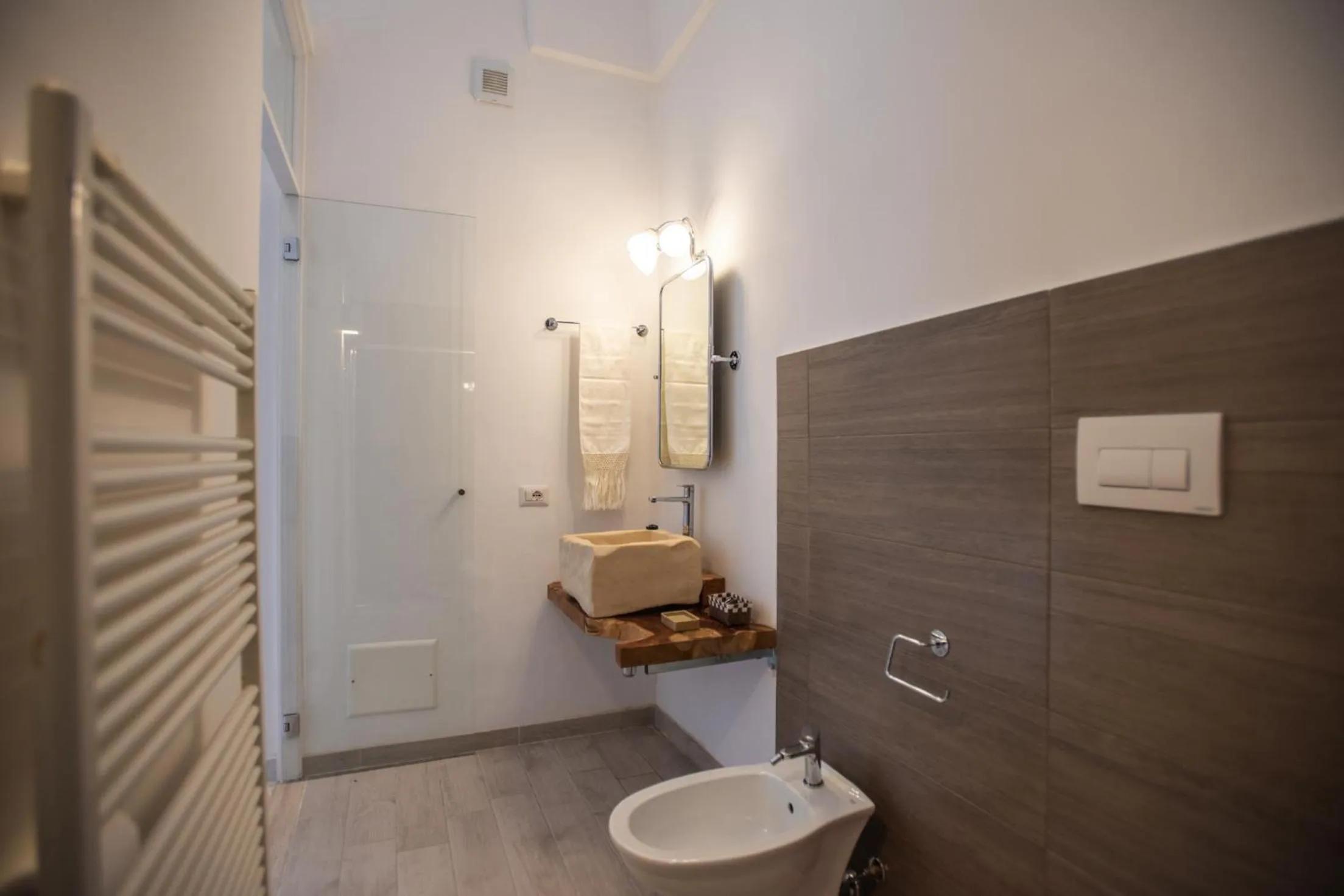 Shower in B&B Don Alessandro