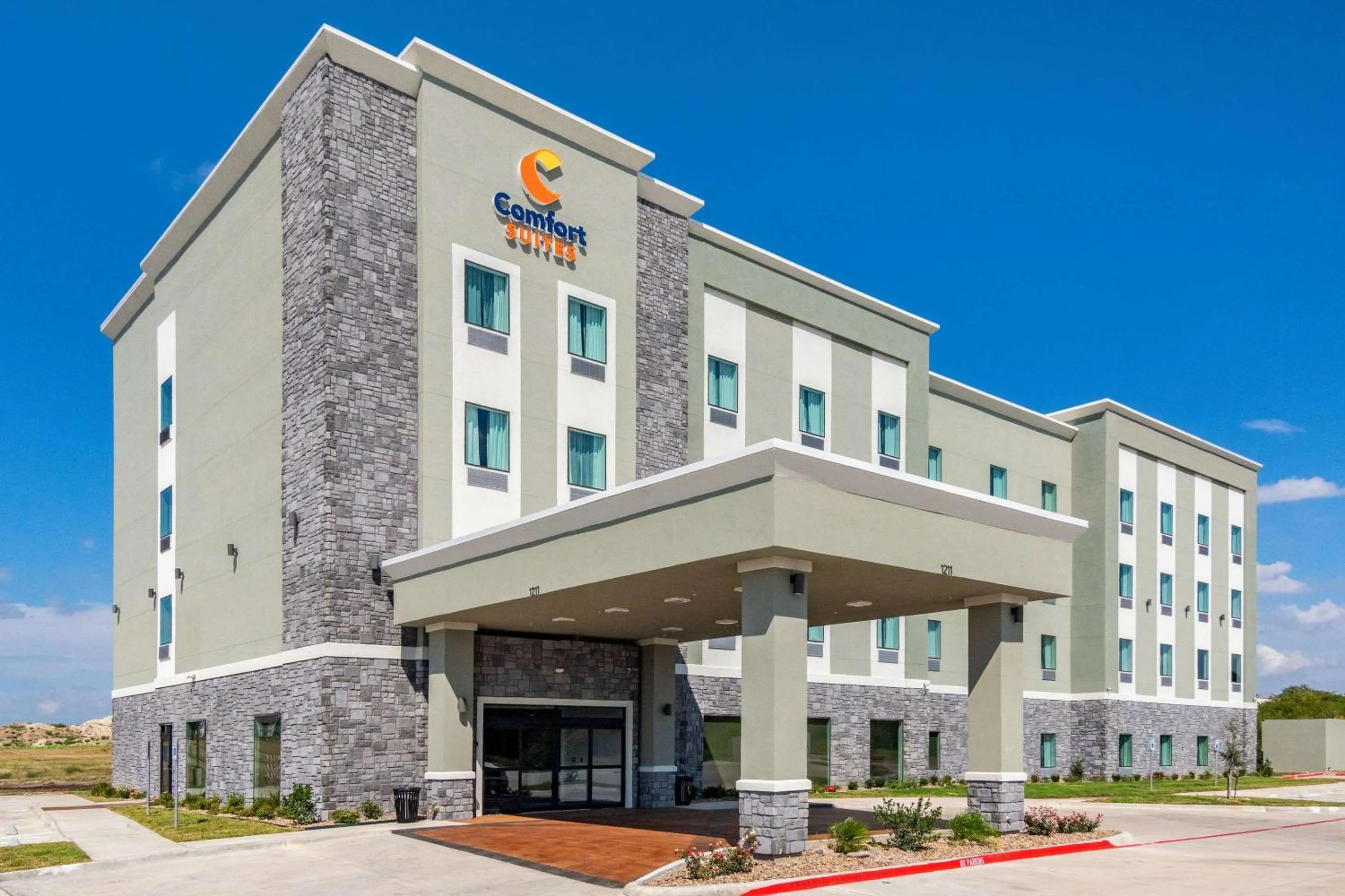 Property building in Comfort Suites DeSoto Dallas South