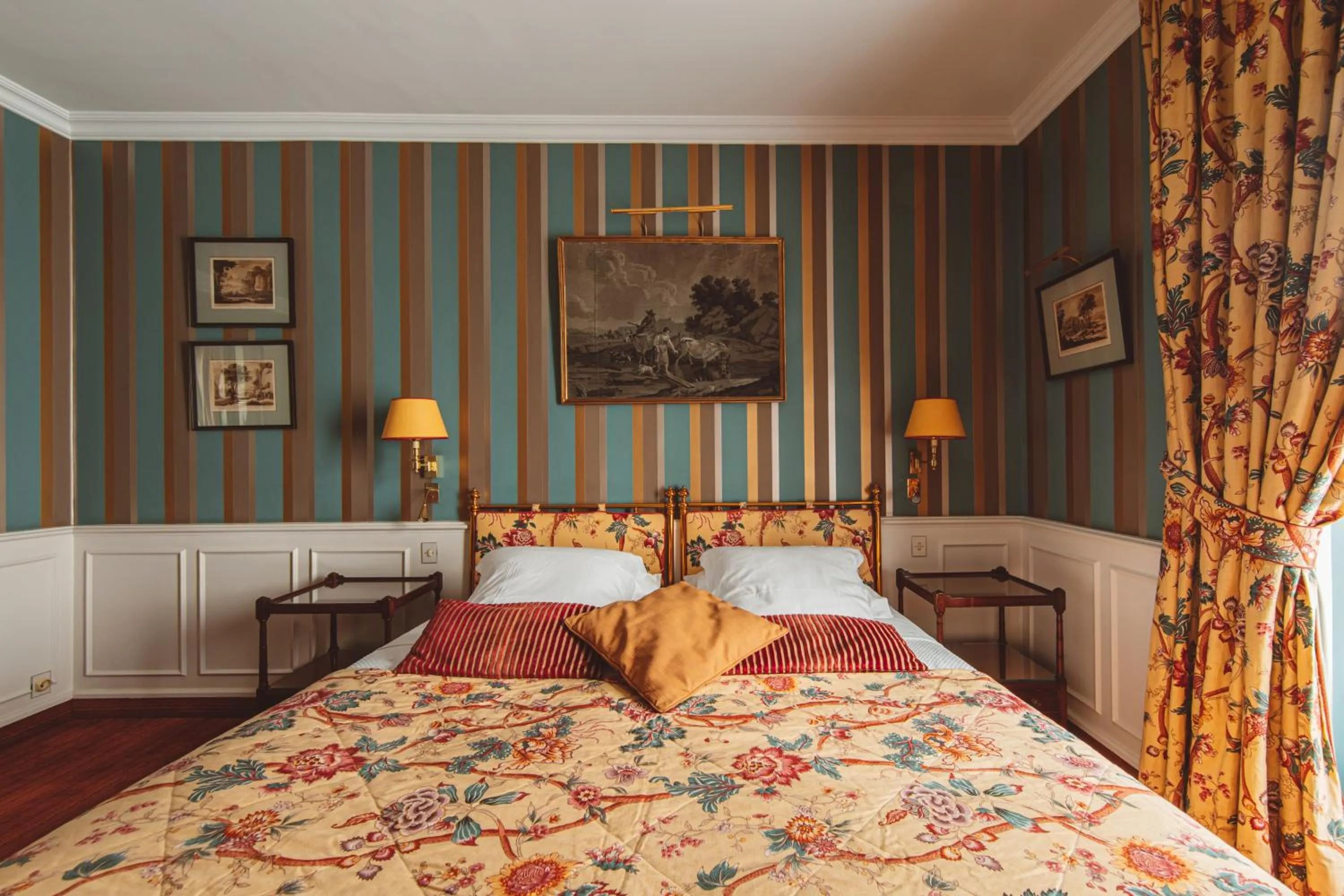 Bed in Hôtel de l'Abbaye