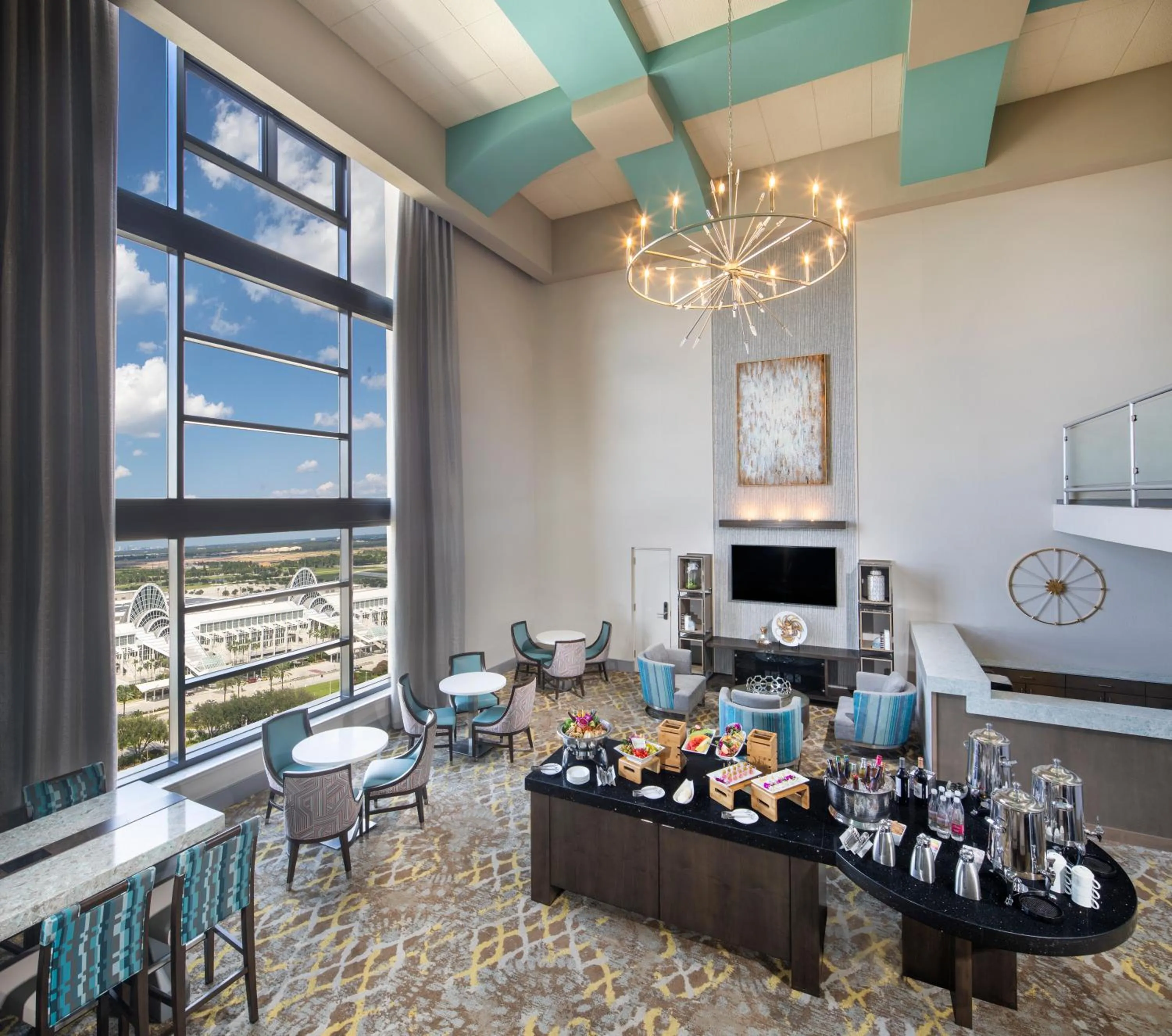 Communal lounge/ TV room in Rosen Centre Hotel Orlando Convention Center