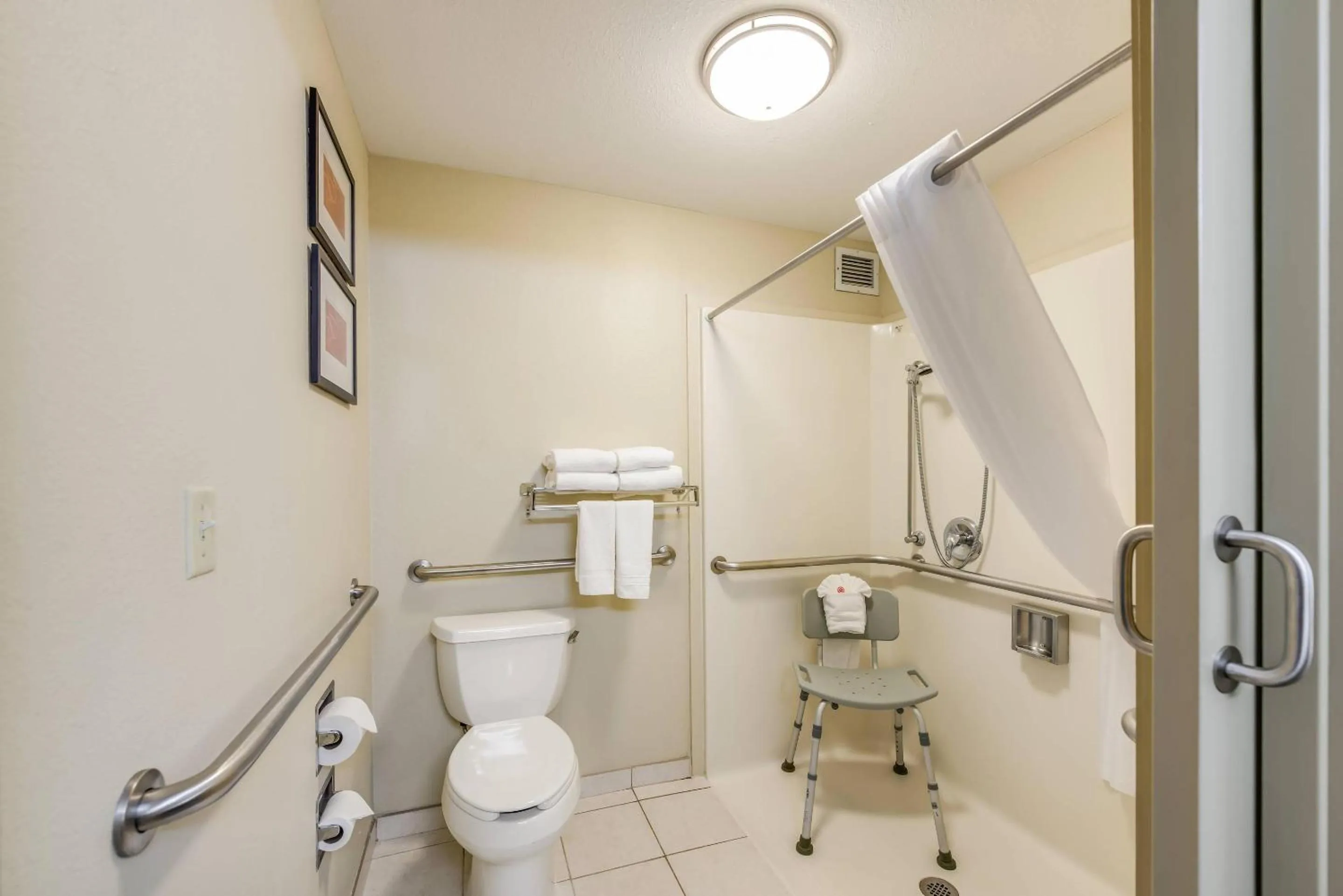 Bedroom in Comfort Suites Chicago O'Hare Airport