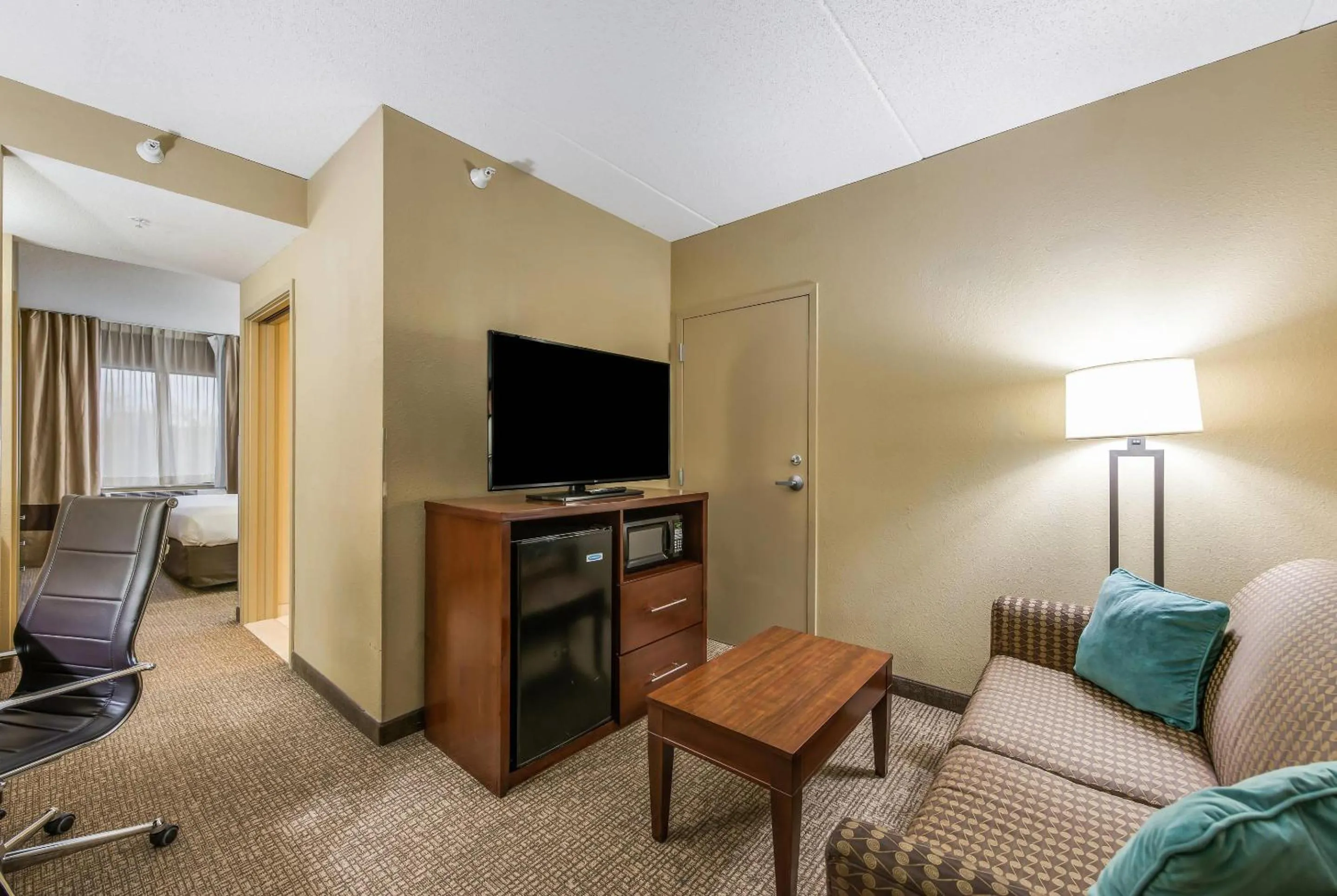 Bedroom in Comfort Suites Chicago O'Hare Airport