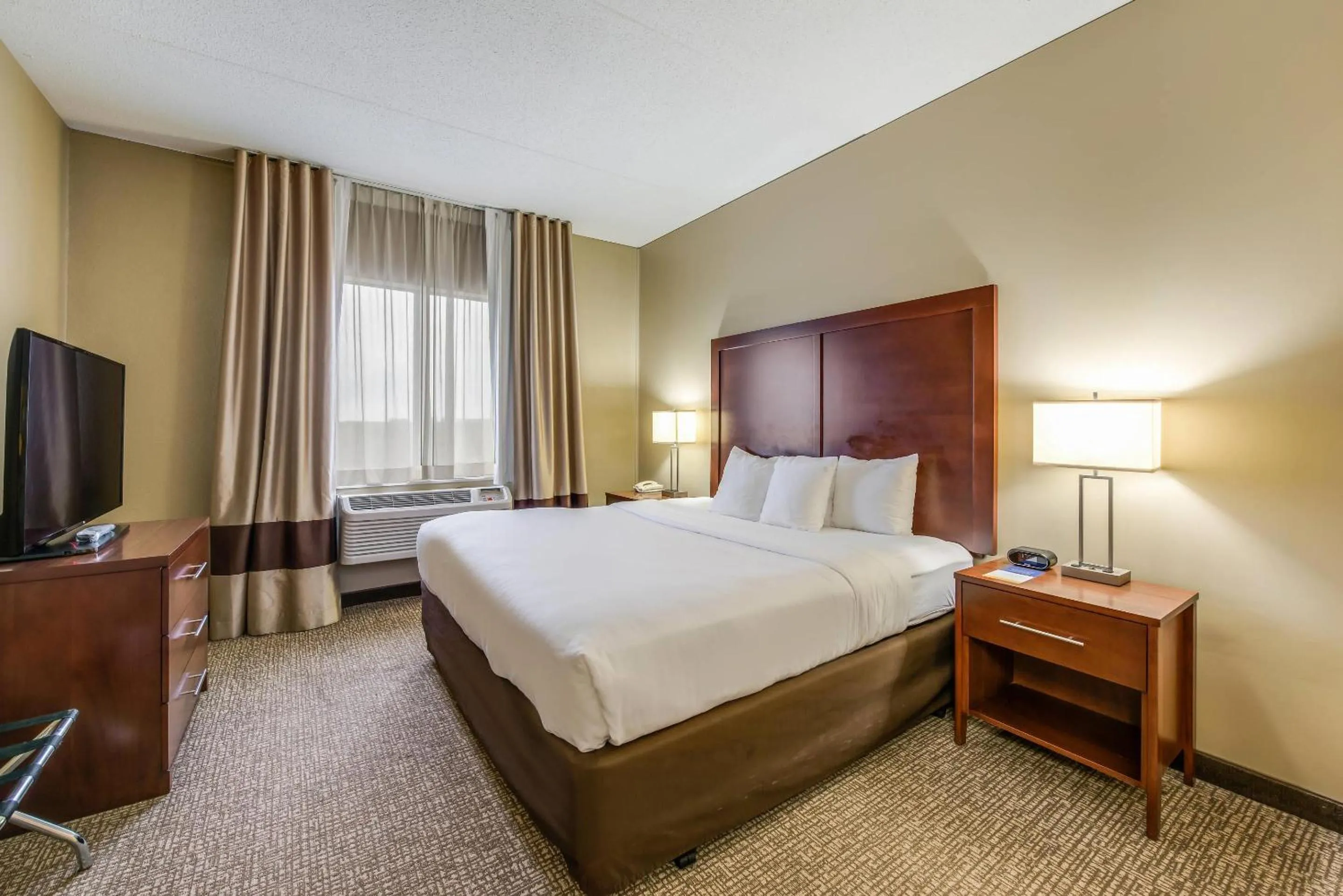 Bedroom in Comfort Suites Chicago O'Hare Airport