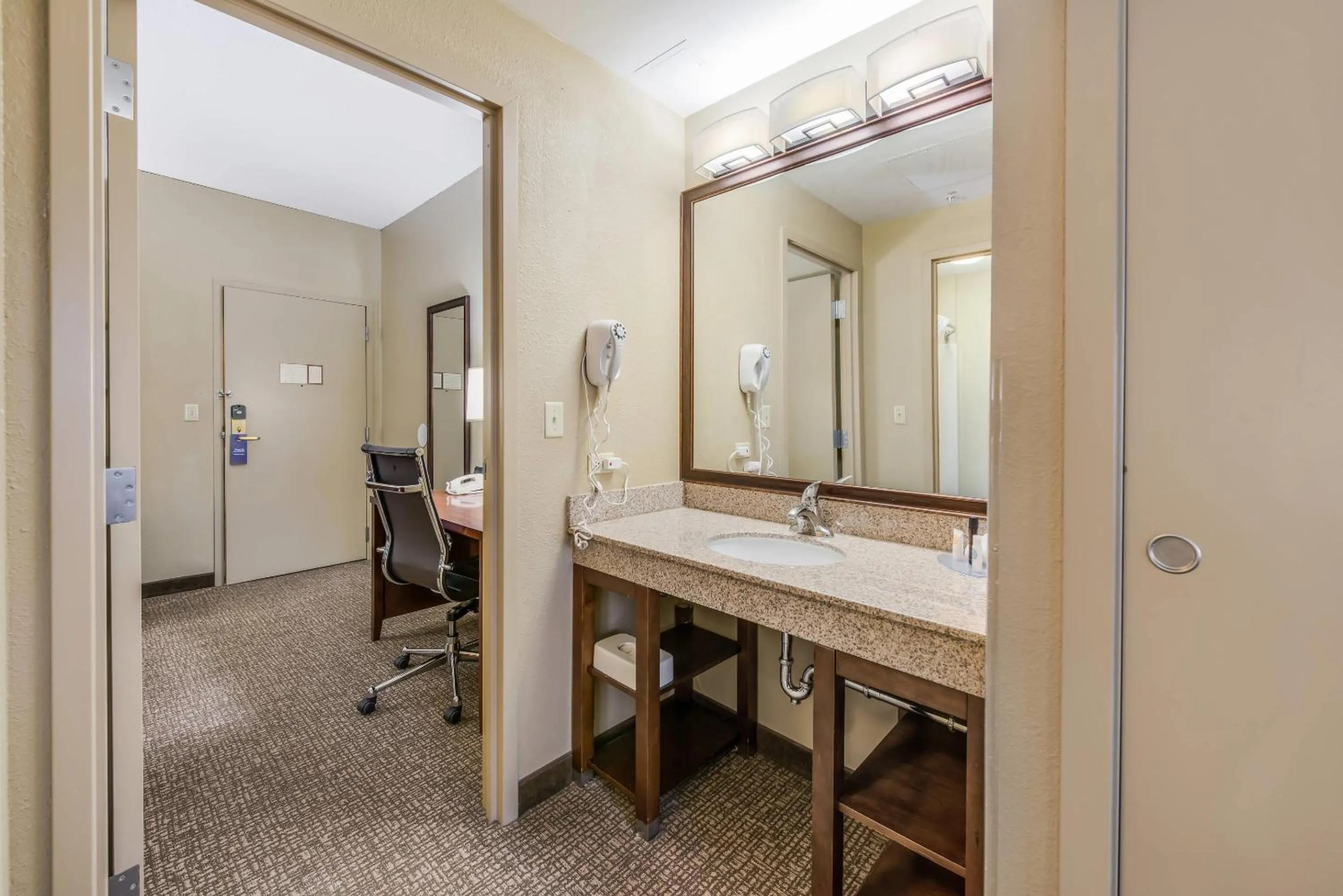 Bedroom in Comfort Suites Chicago O'Hare Airport