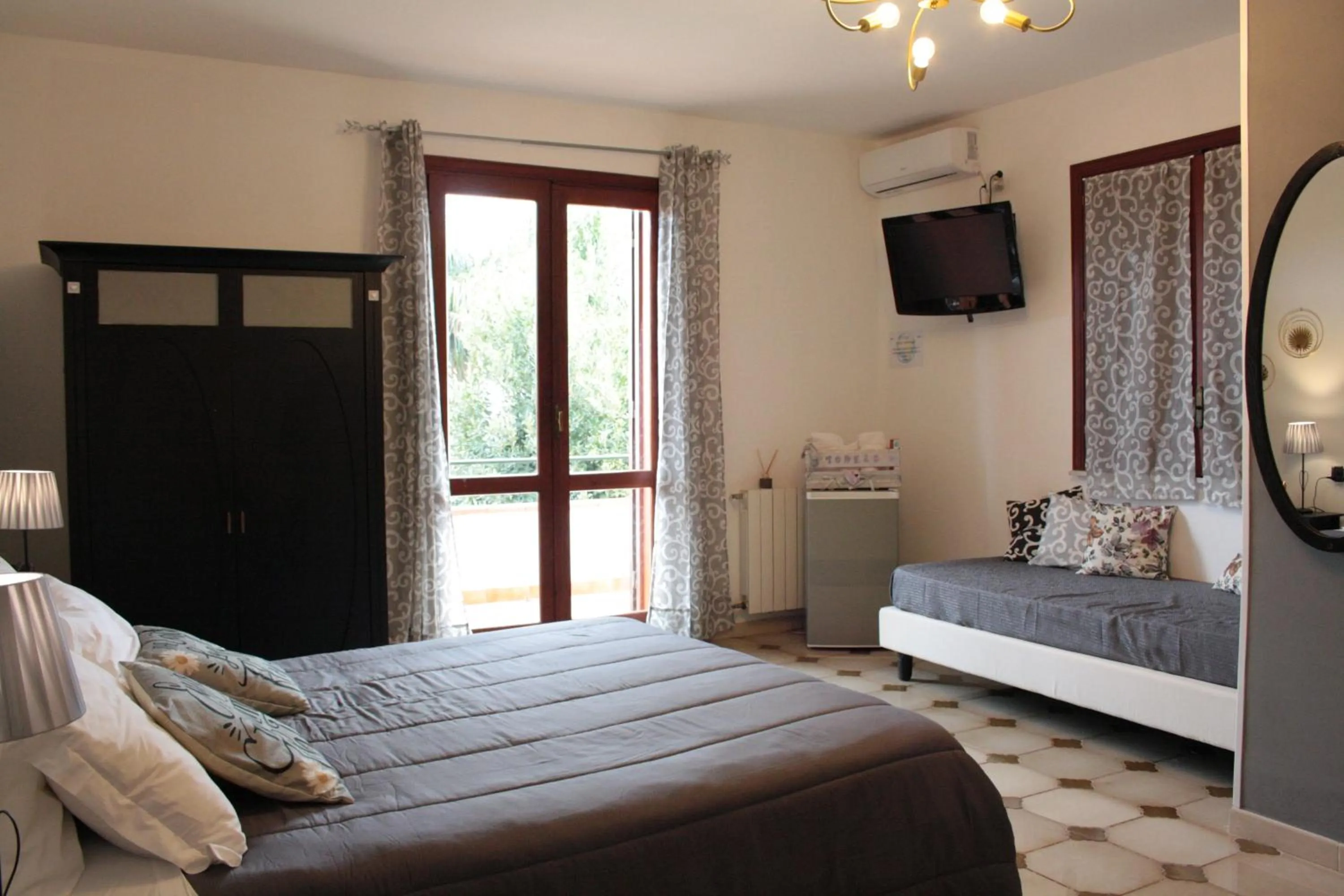 Photo of the whole room, Bed in Oasi Del Gabbiano