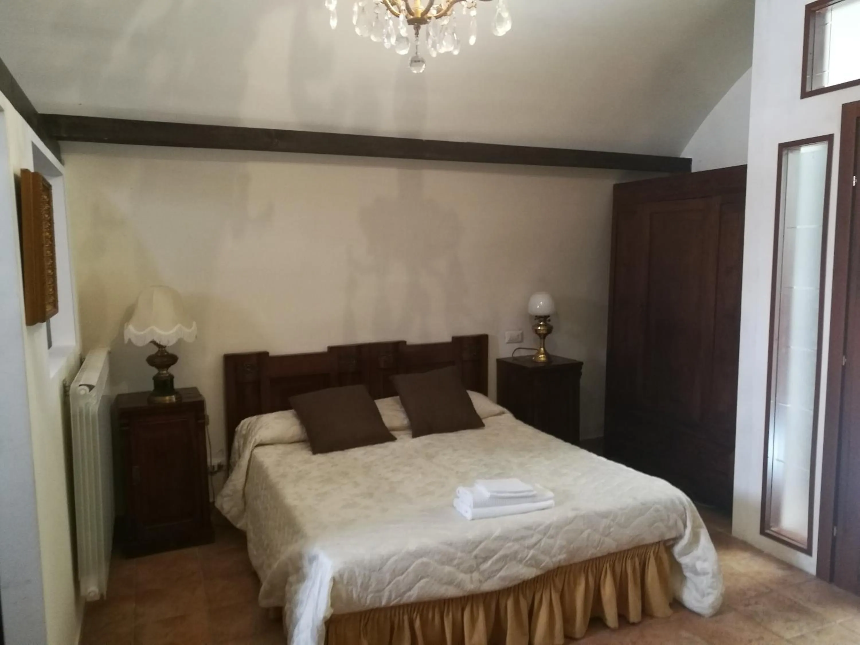 Photo of the whole room, Bed in Legacy