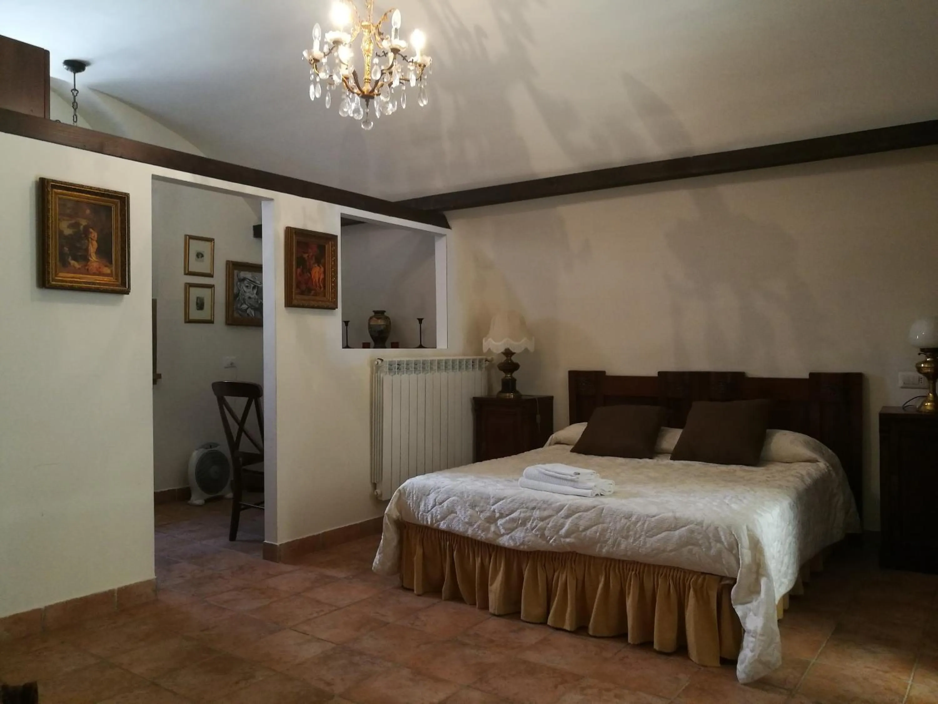 Photo of the whole room, Bed in Legacy