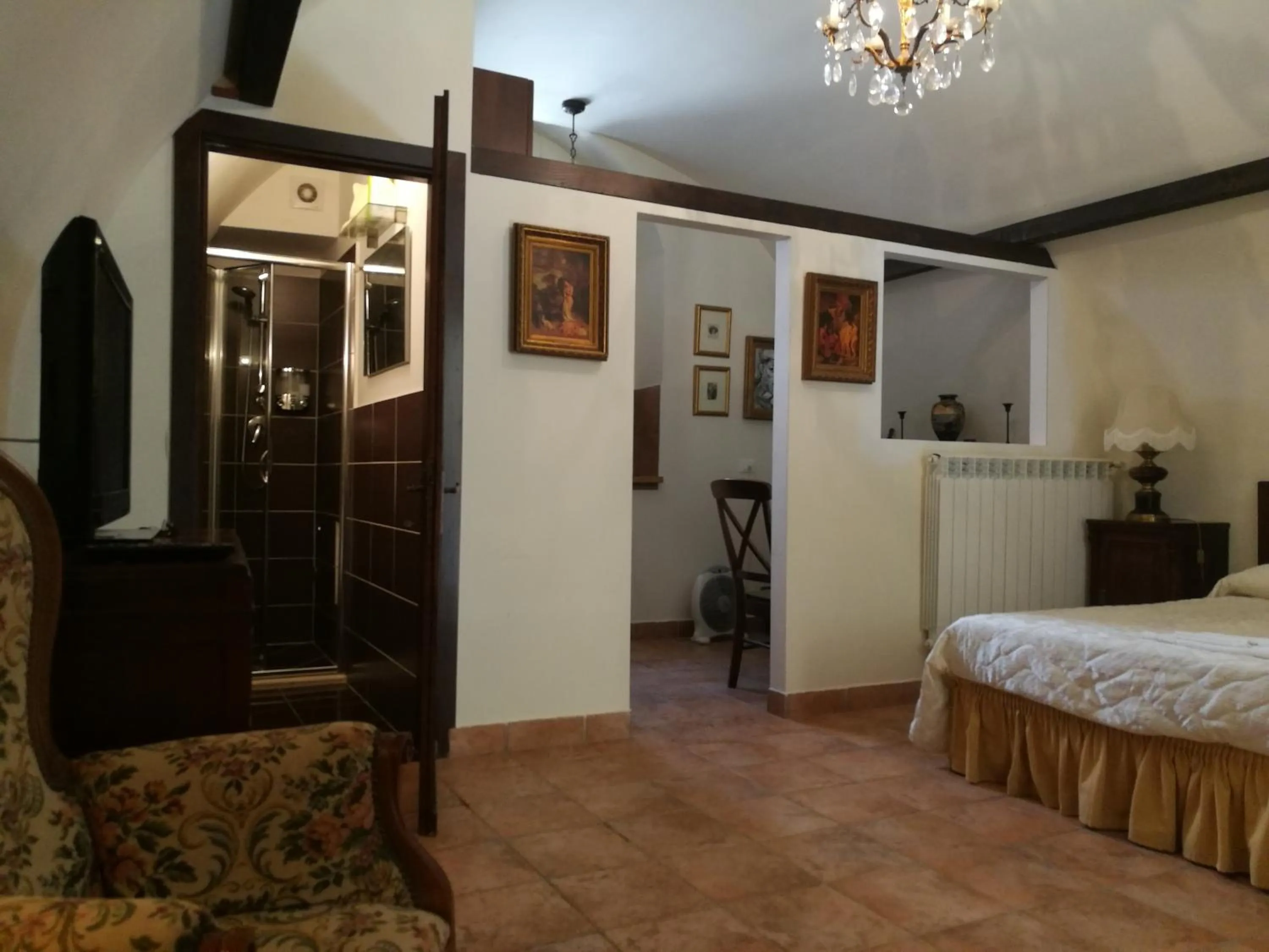 Photo of the whole room, Bed in Legacy