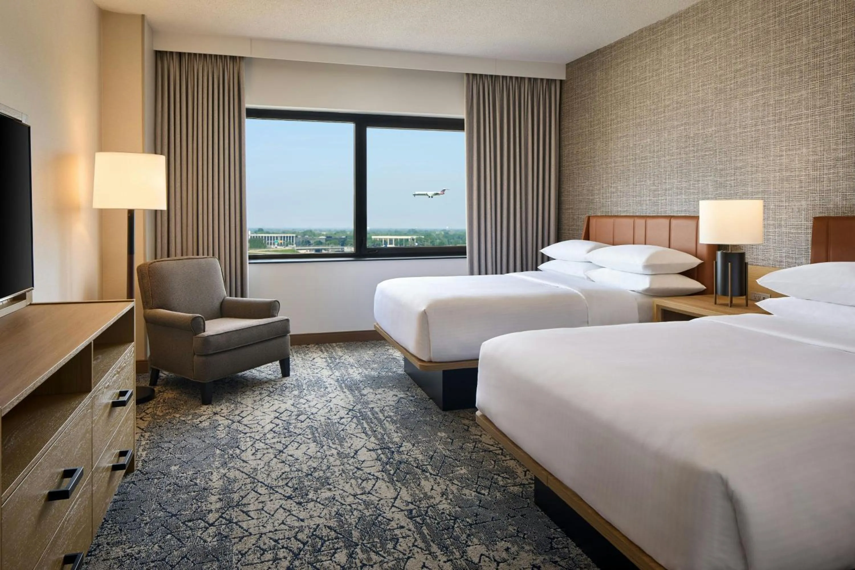 Bedroom, Bed in Sheraton Suites Chicago O'Hare