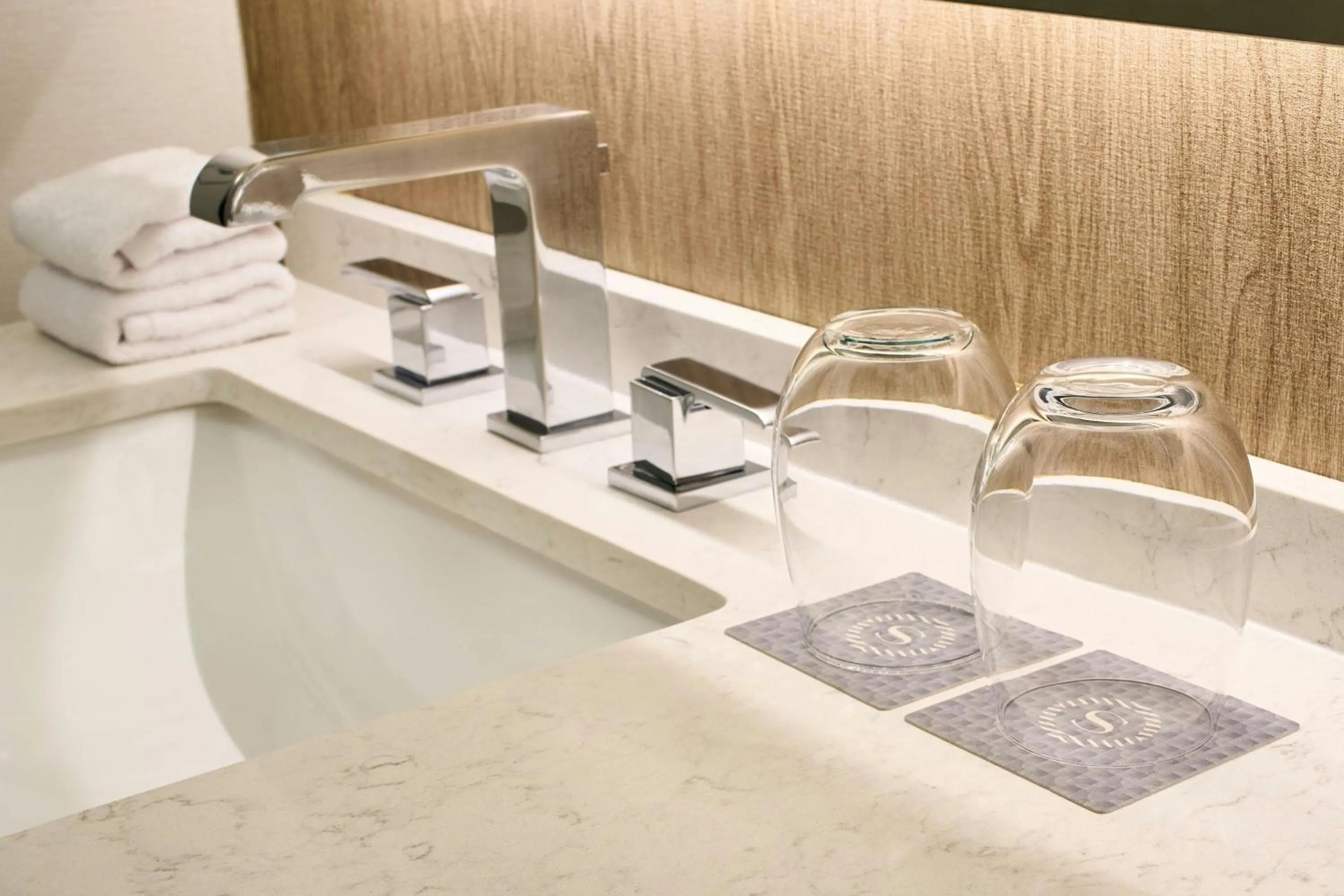 Bathroom in Sheraton Suites Chicago O'Hare