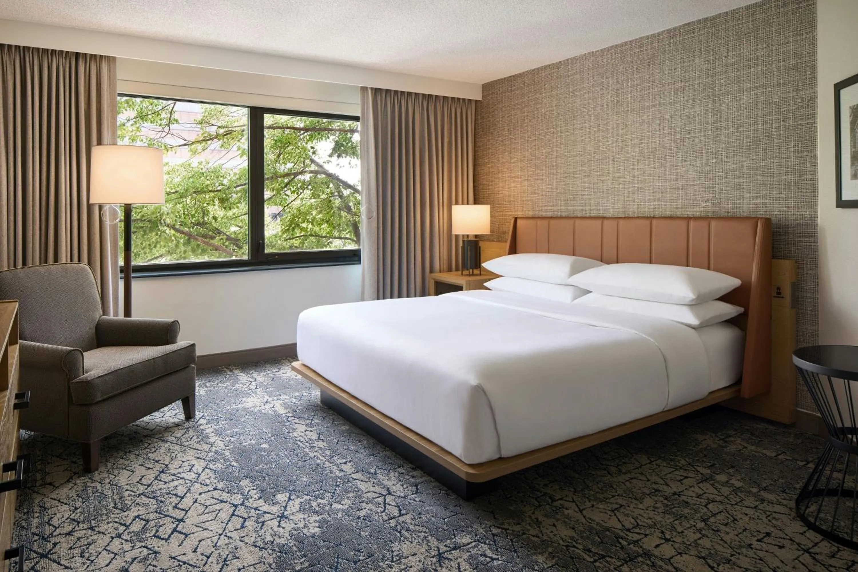 Bedroom, Bed in Sheraton Suites Chicago O'Hare