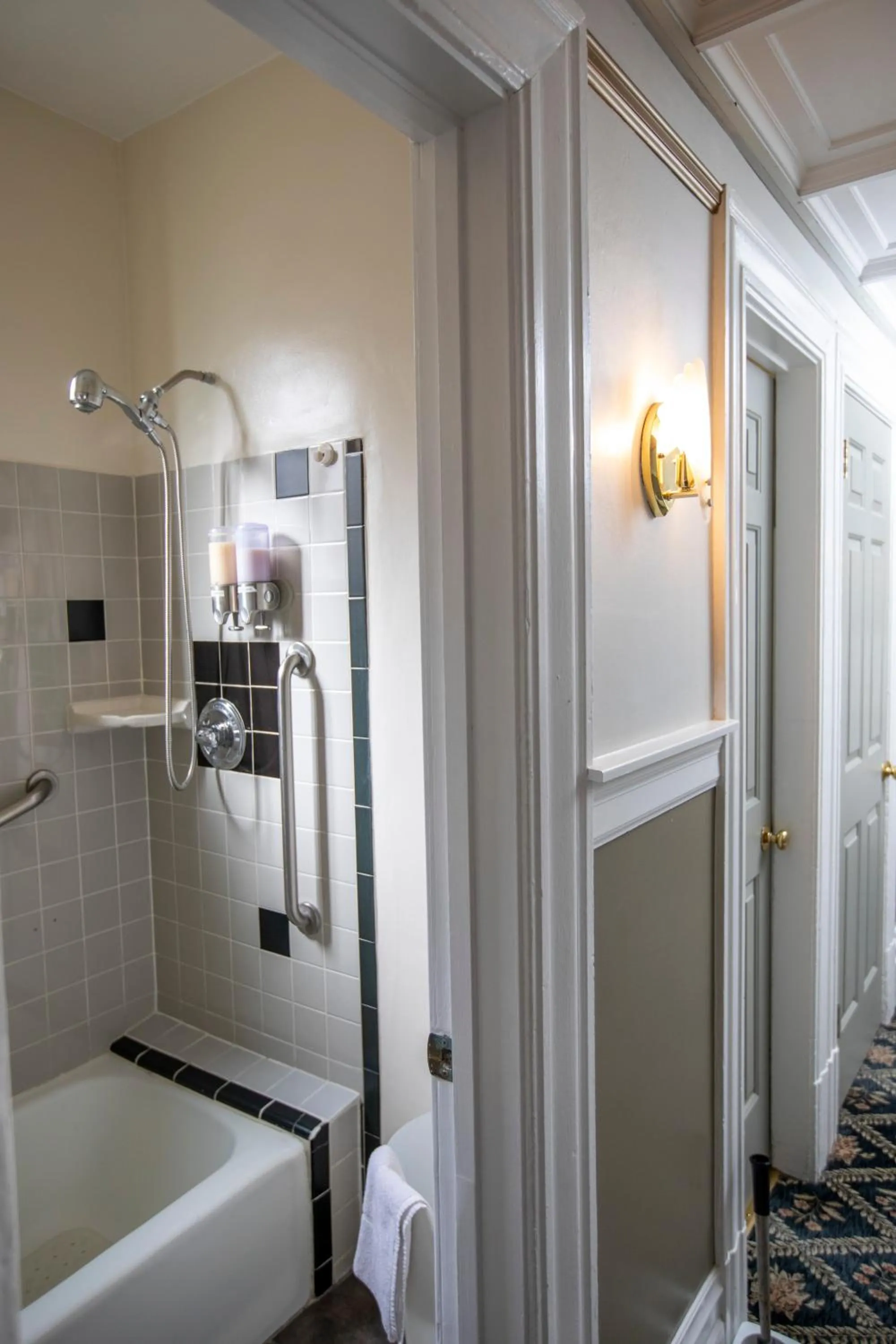 Bathroom in Hayes Valley Inn