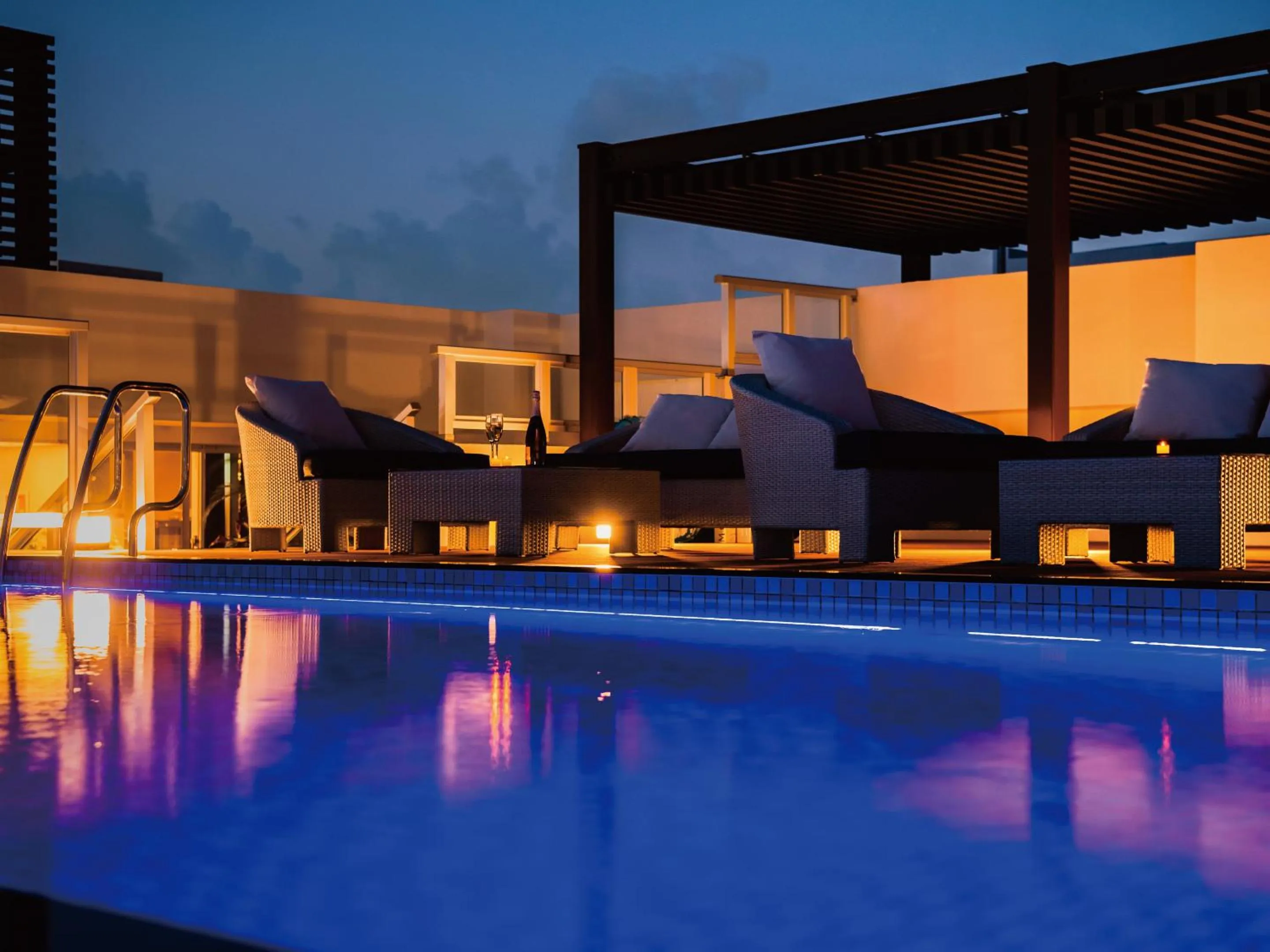 Lounge or bar in Aqua Palace Chatan by Coldio Premium