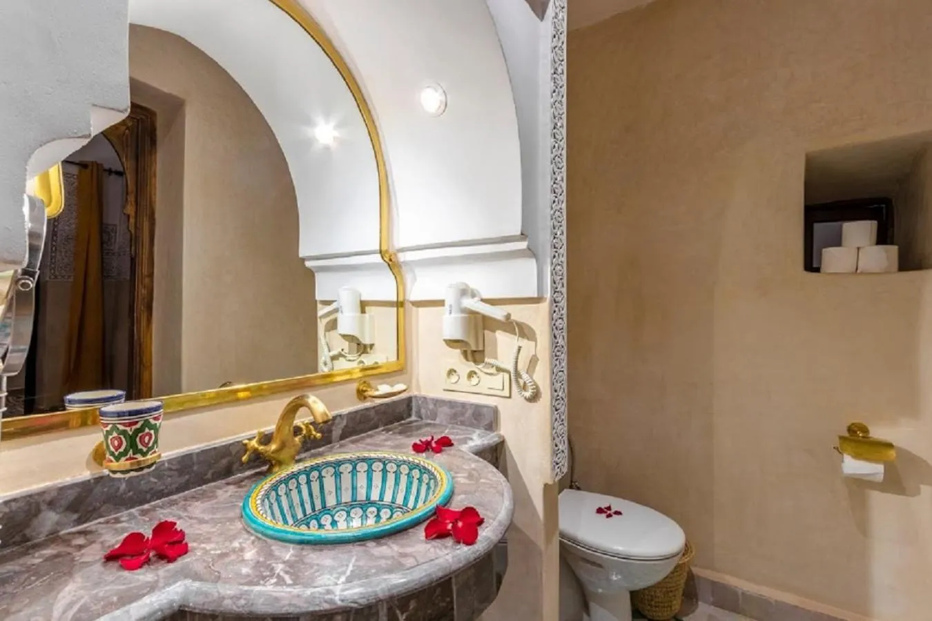 Toilet in Riad Medina Art & Suites