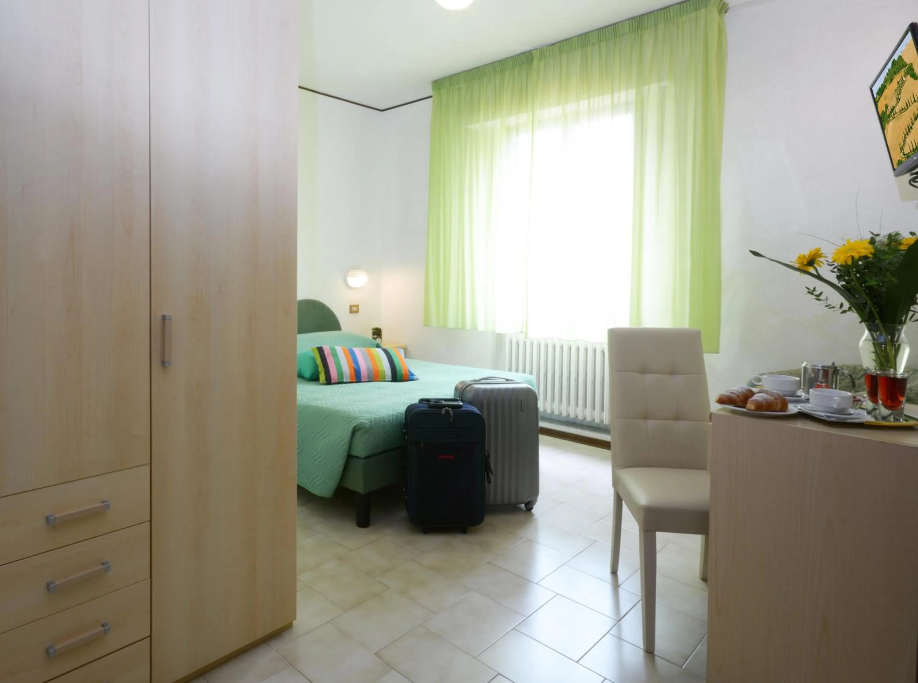 Day, Bed in Albergo Martini