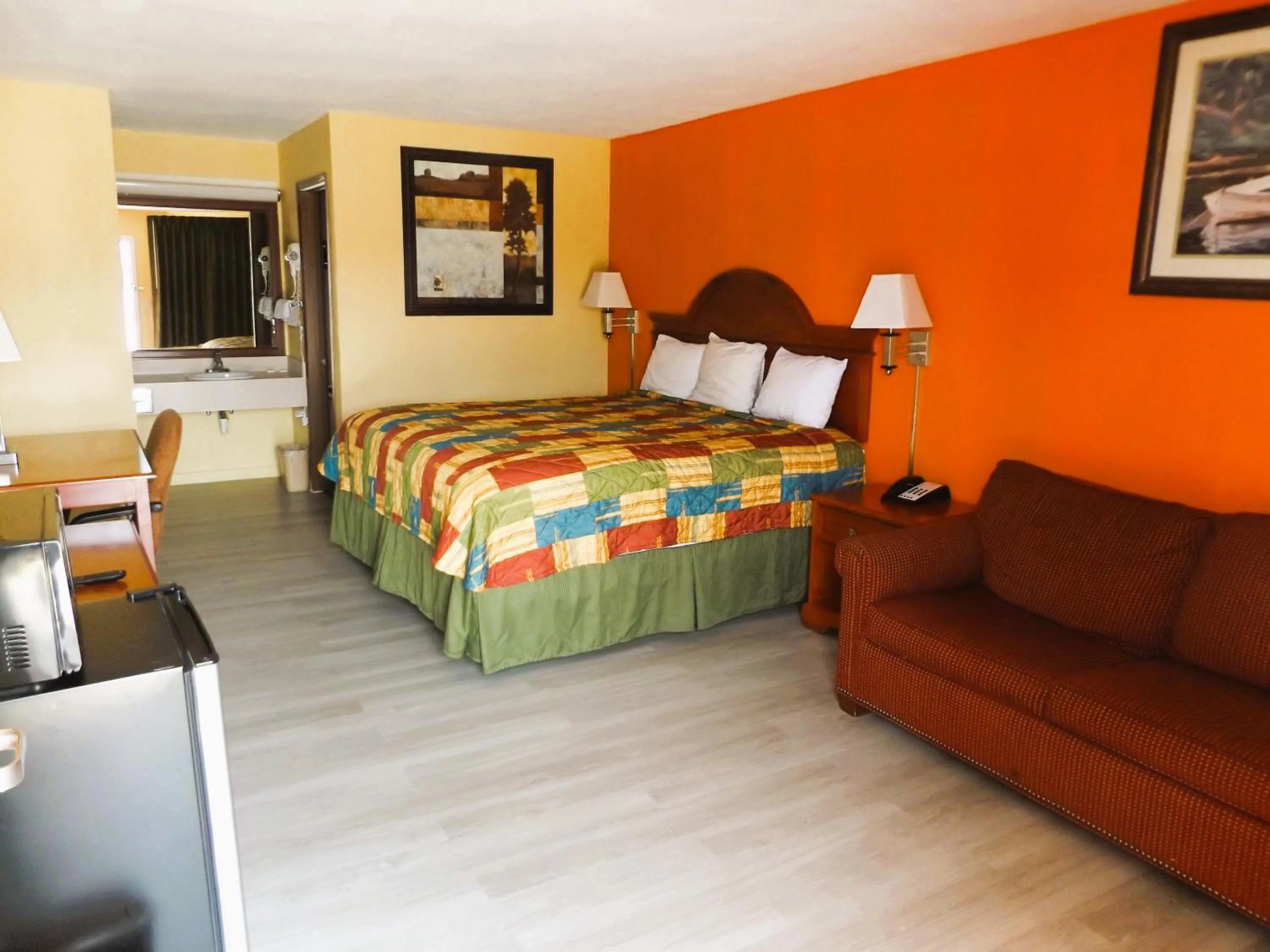 Photo of the whole room, Bed in Regency Inn