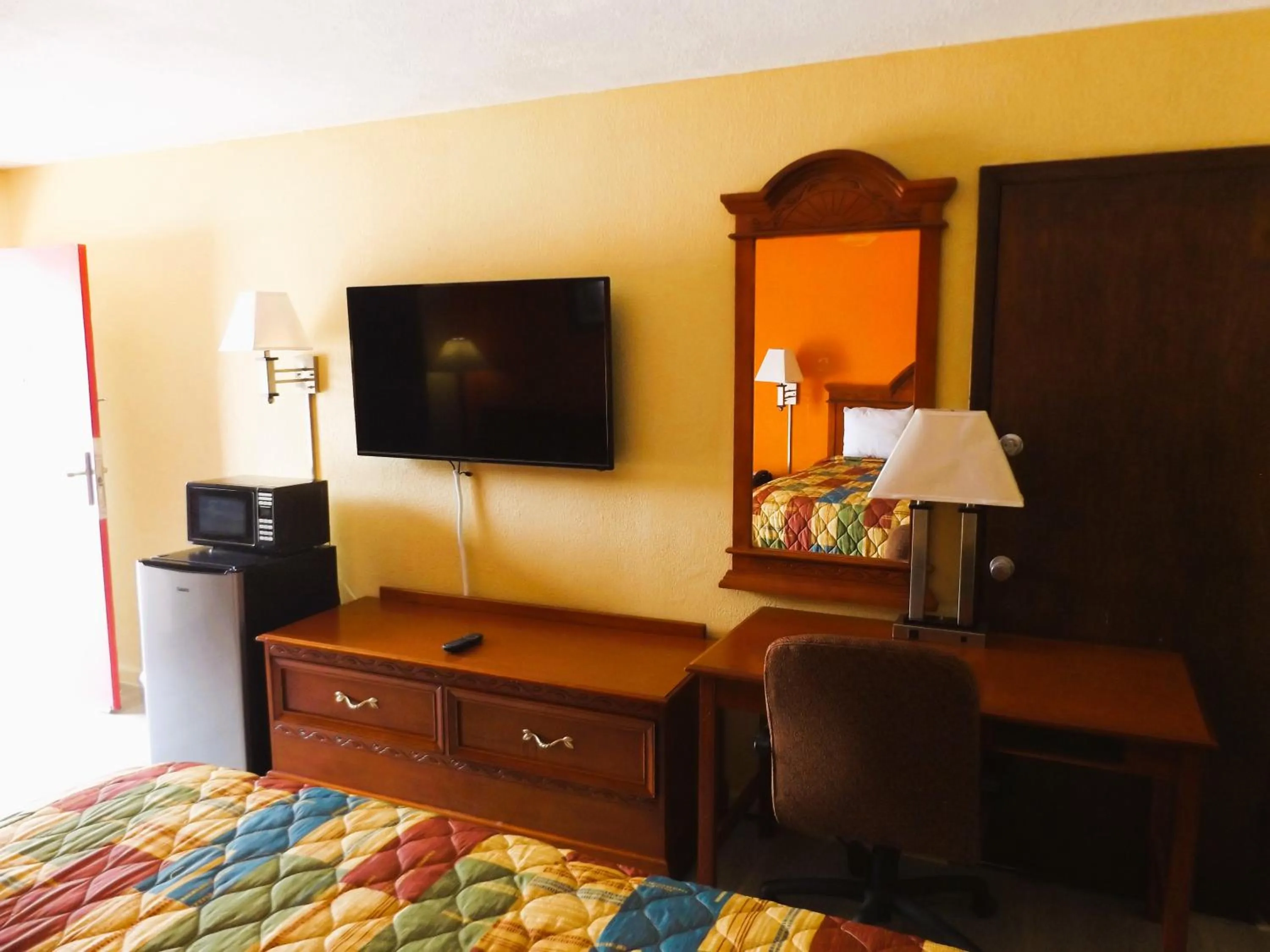 TV and multimedia, Bed in Regency Inn