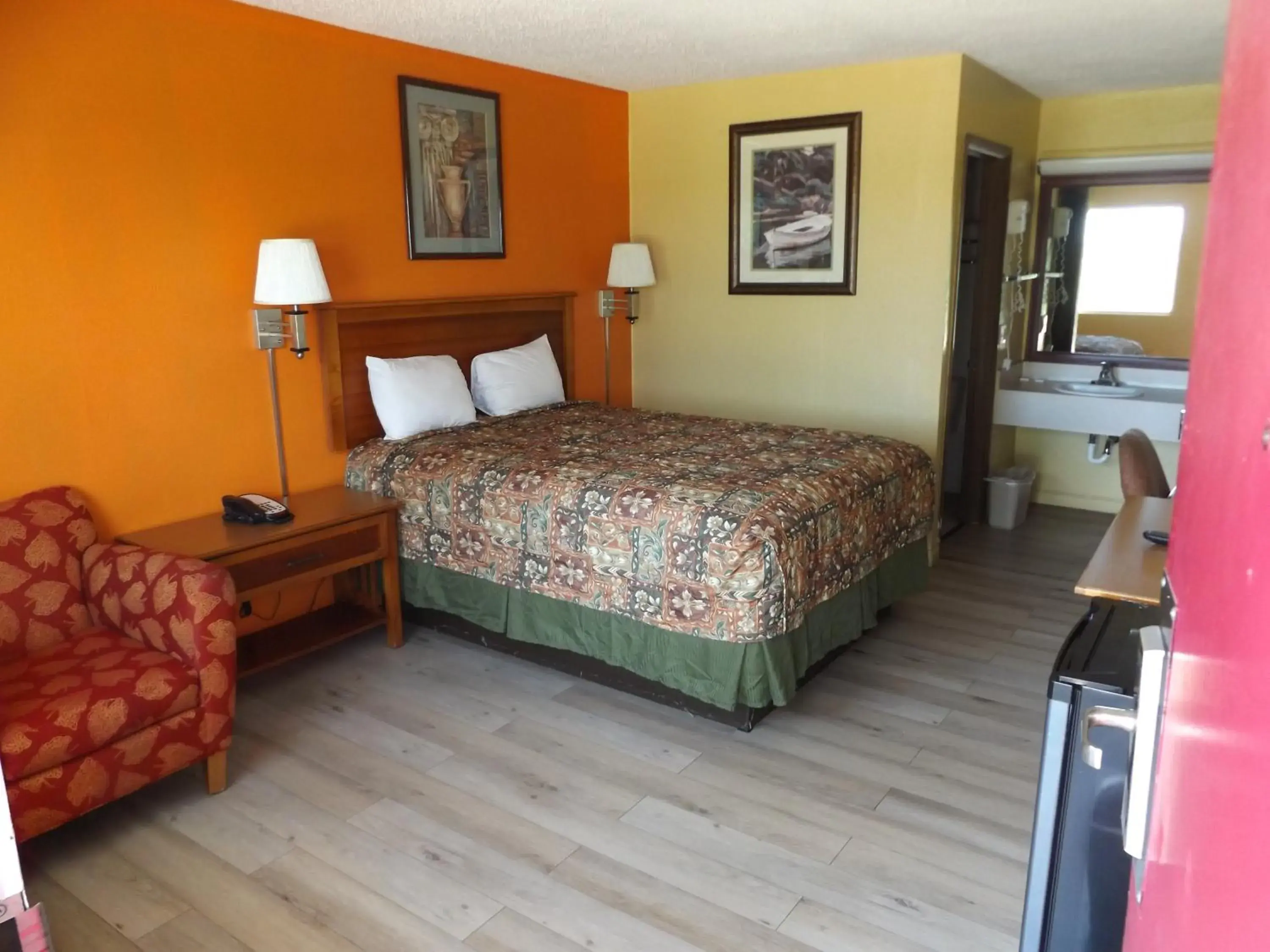 Deluxe Queen Room in Regency Inn Deluxe Queen Room in Regency Inn