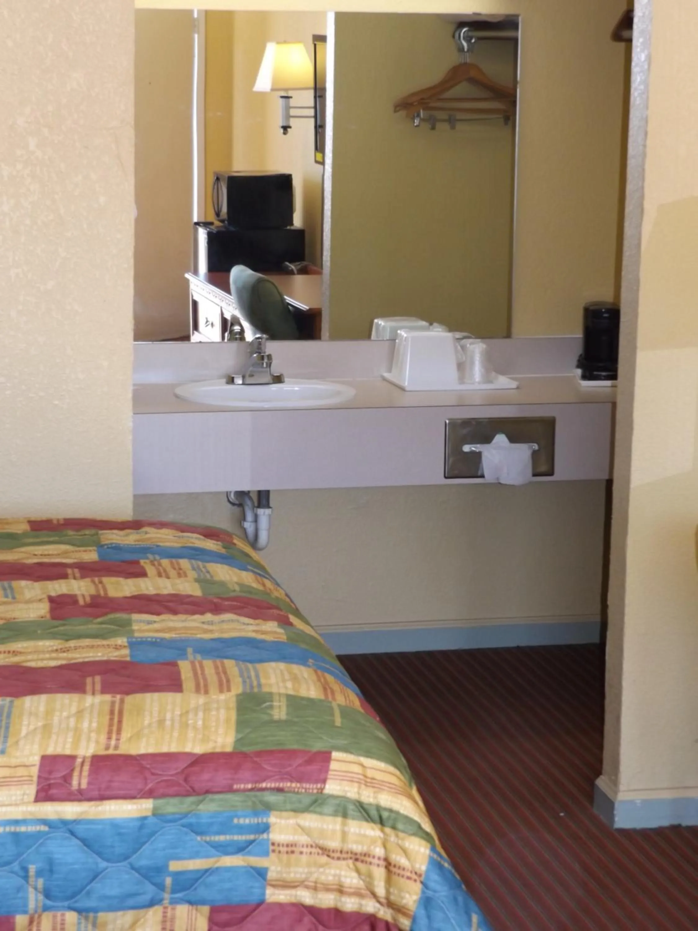 Coffee/tea facilities, Bed in Regency Inn