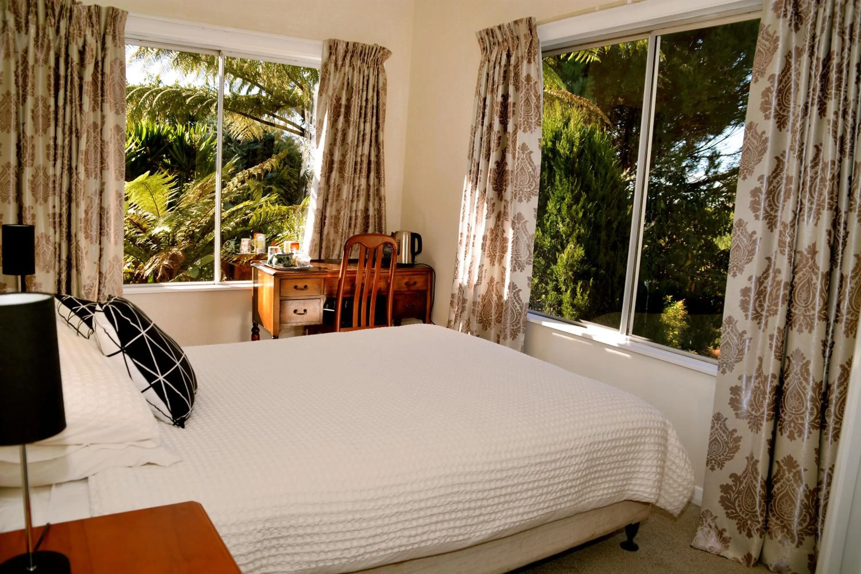 Photo of the whole room, Bed in English Cherry Tree Manor