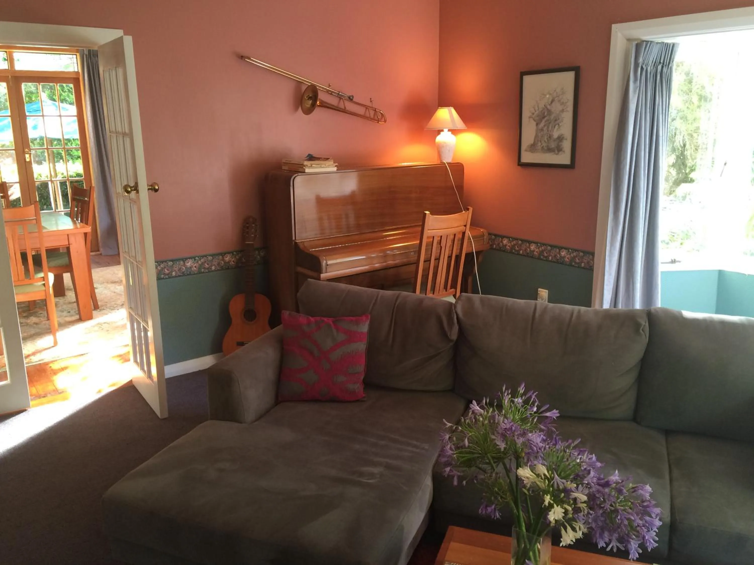 Living room in English Cherry Tree Manor