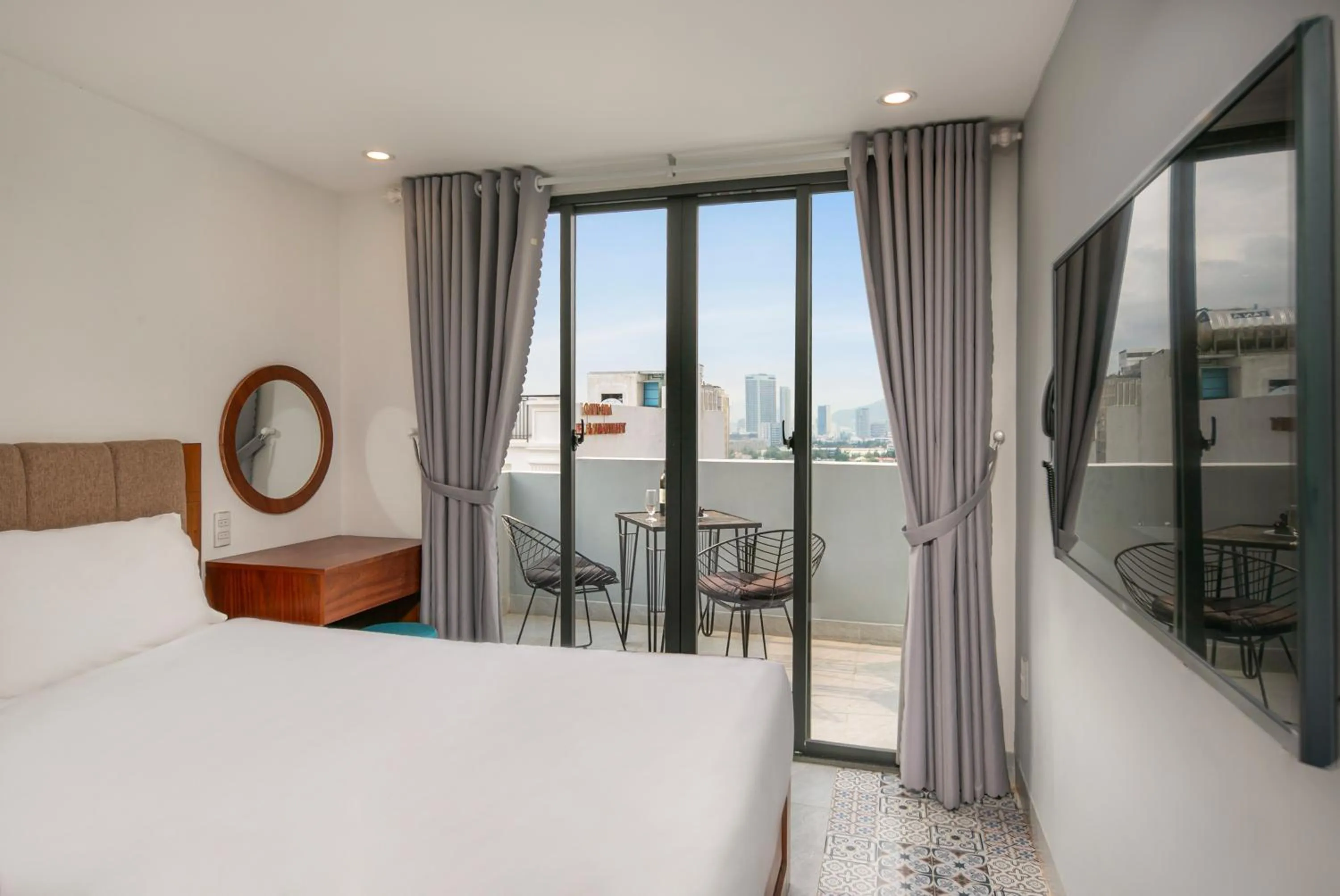 Balcony/Terrace, Bed in Sea Swan Apartment and Hotel