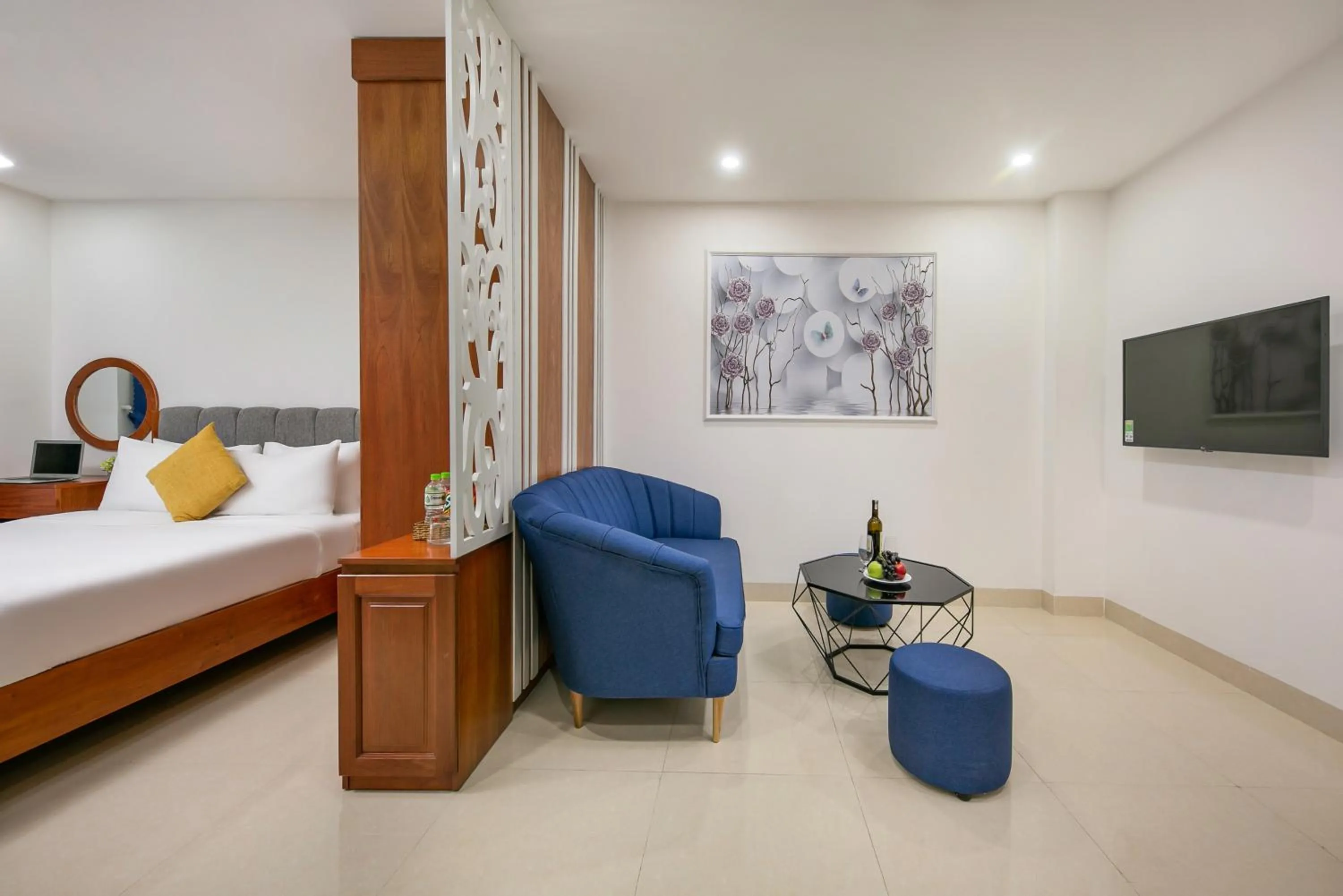 Living room, Bed in Sea Swan Apartment and Hotel