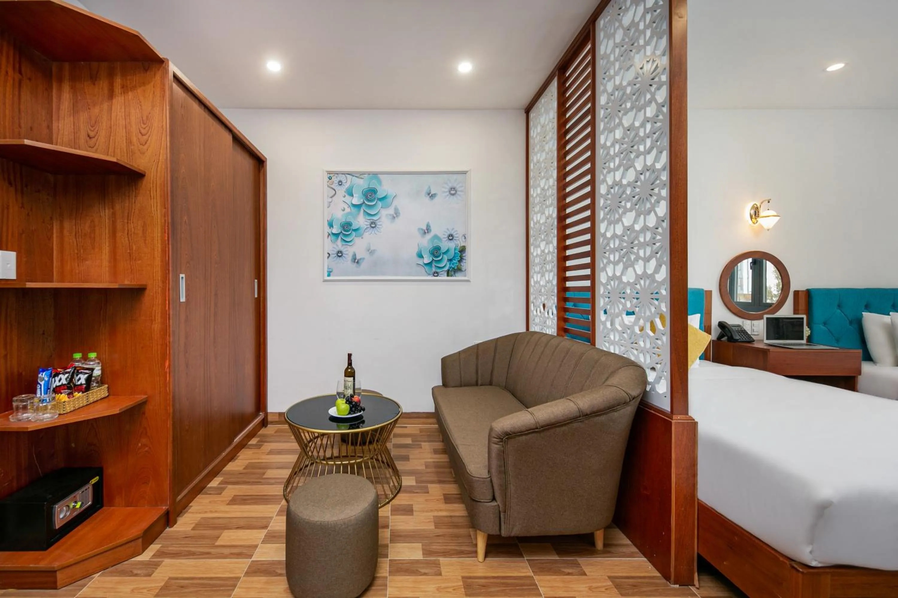 Living room, Bed in Sea Swan Apartment and Hotel