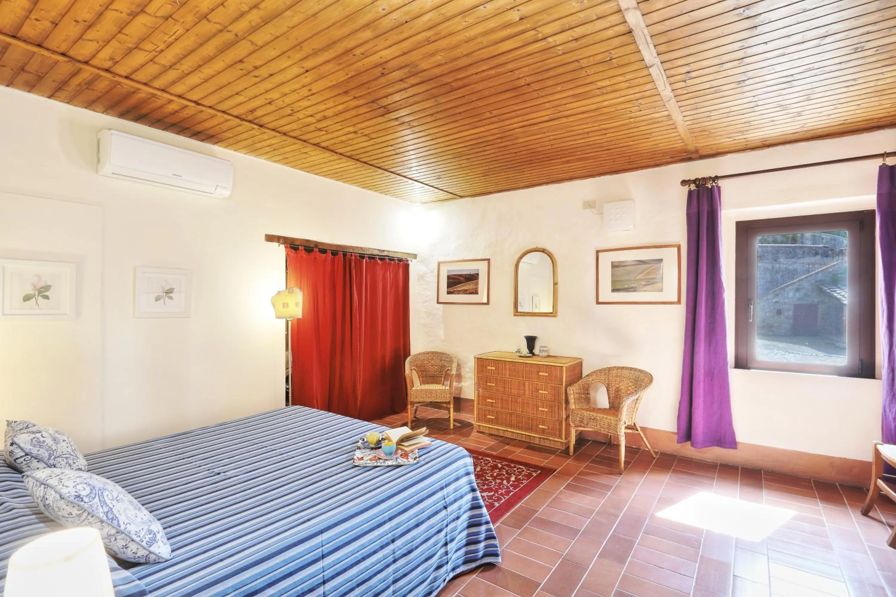 Bedroom, Bed in Appartamenti Villa e Fattoria di Radi Tuscany