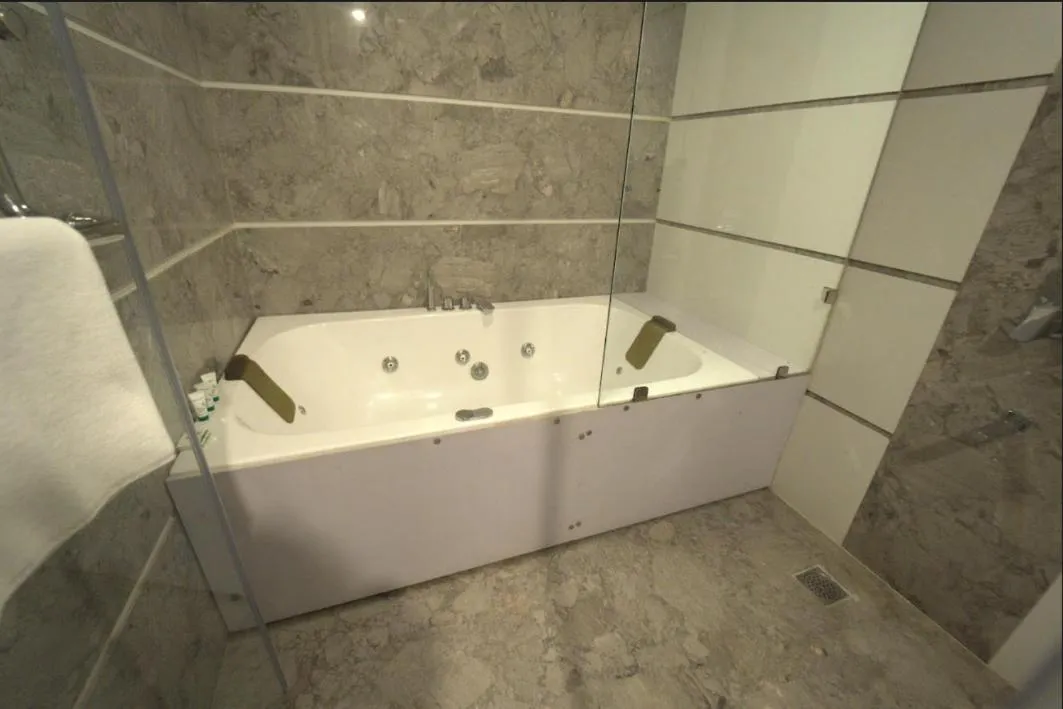 Bath in Hotel JSR Continental