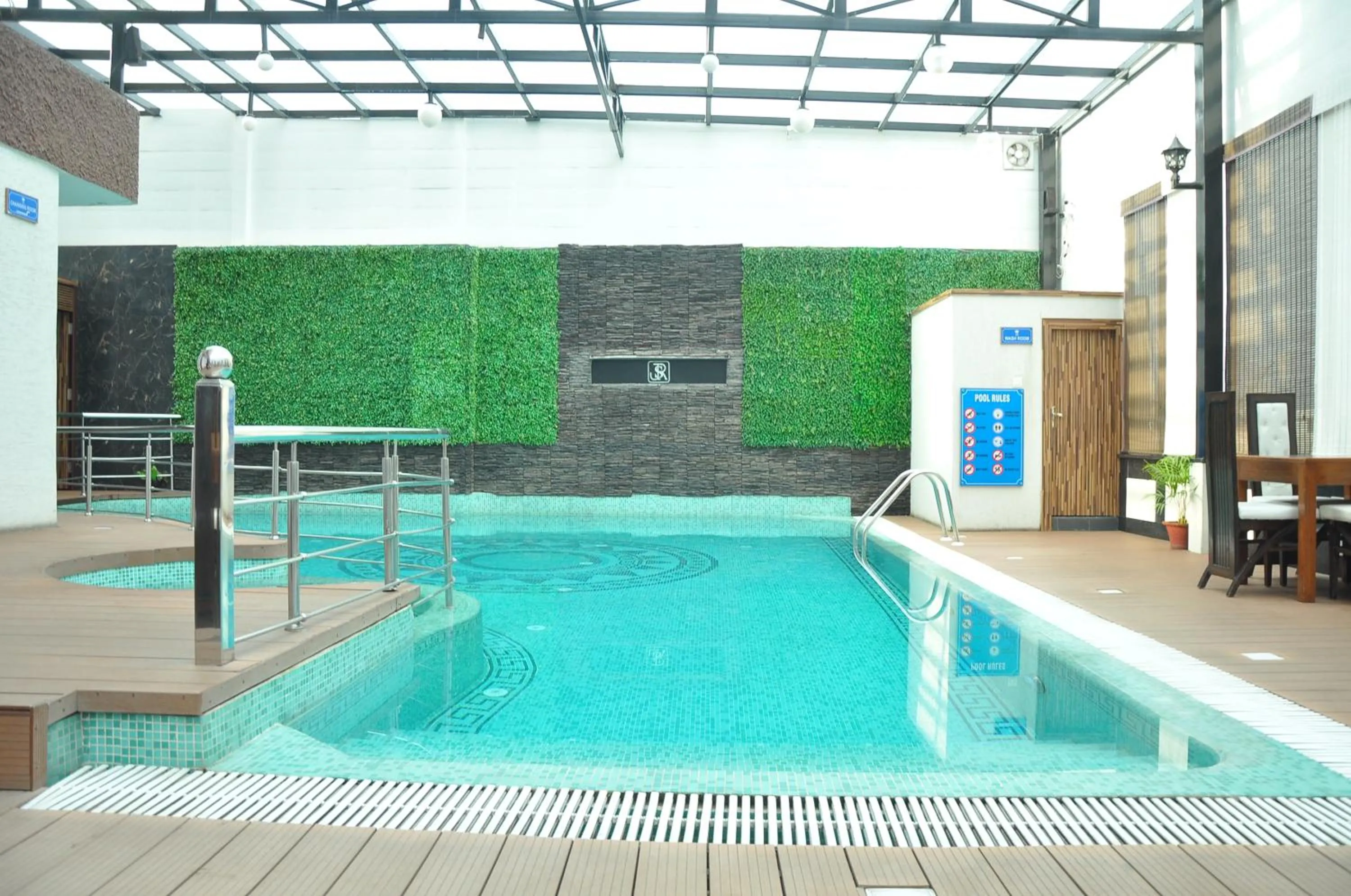 Swimming pool in Hotel JSR Continental