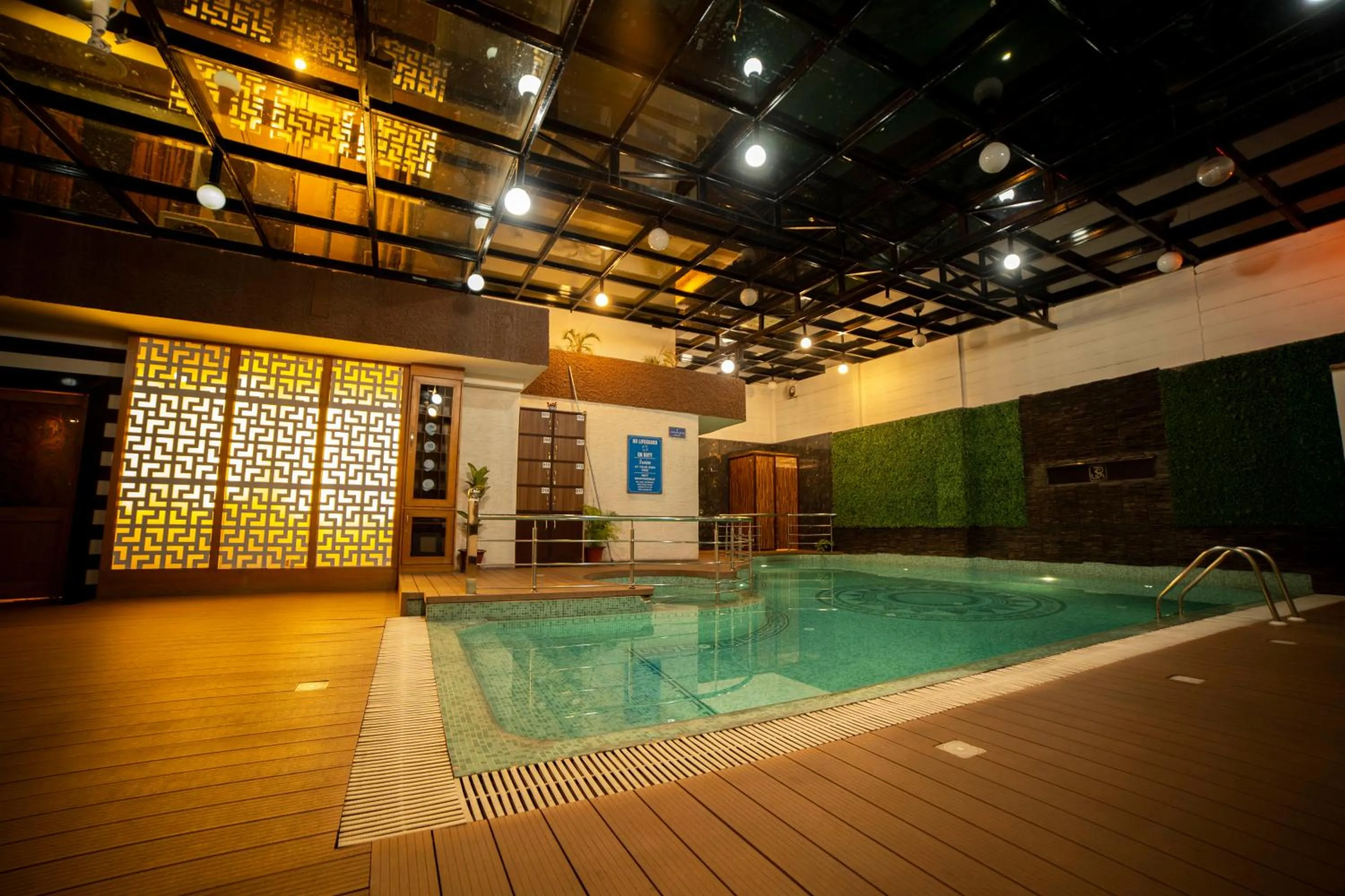 Swimming pool in Hotel JSR Continental