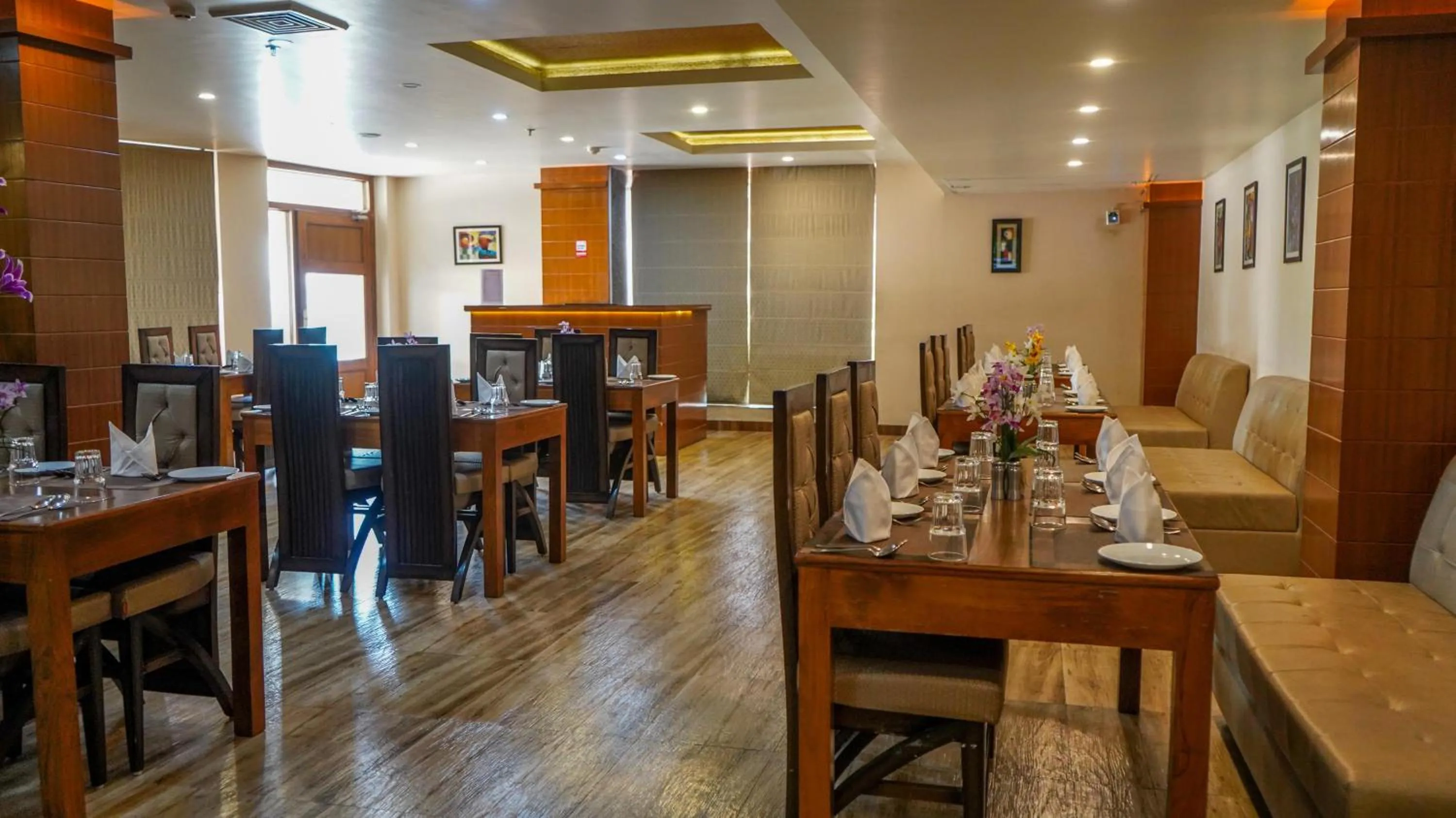 Restaurant/places to eat in Hotel JSR Continental