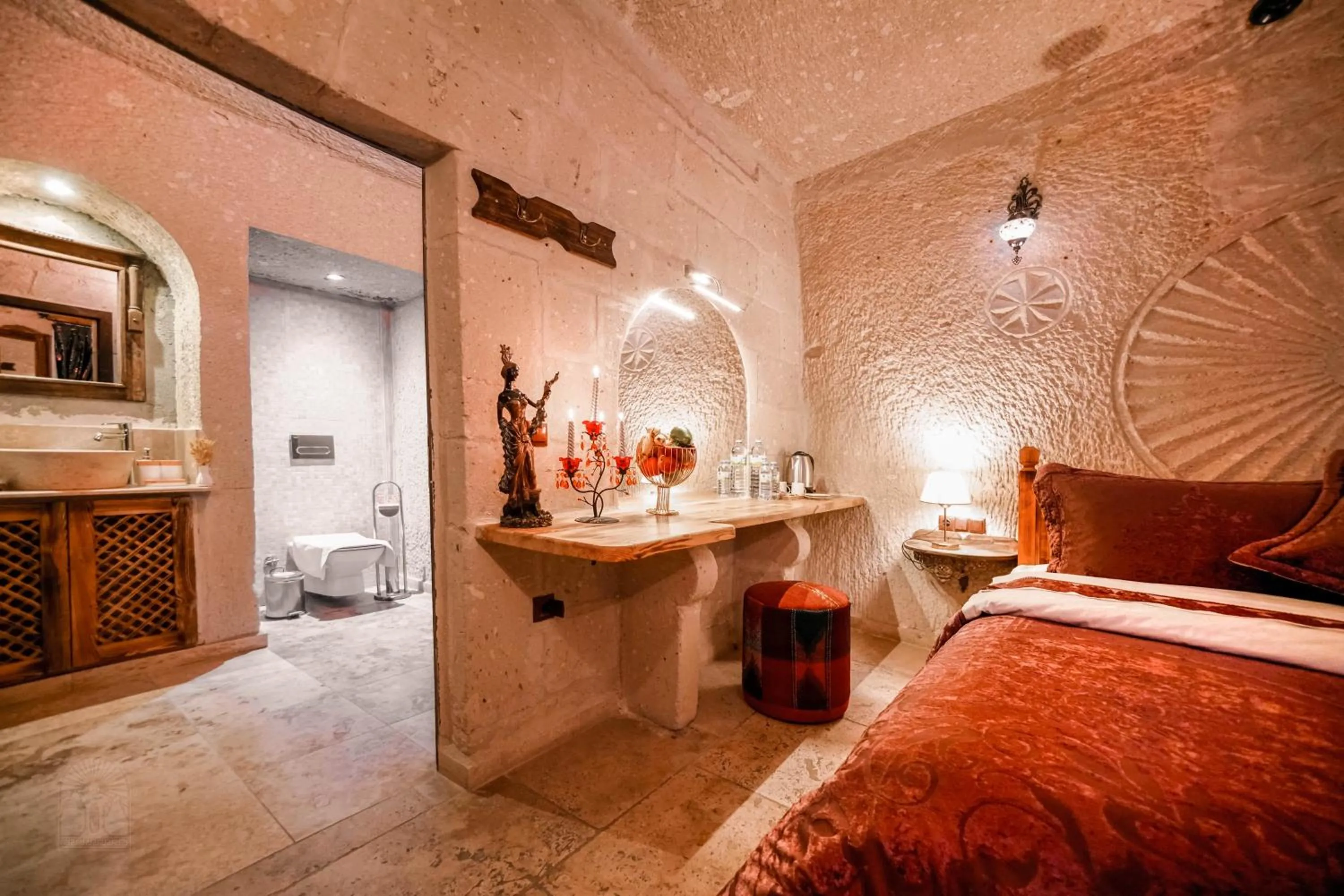 Photo of the whole room, Bed in Zeus Cave Suites