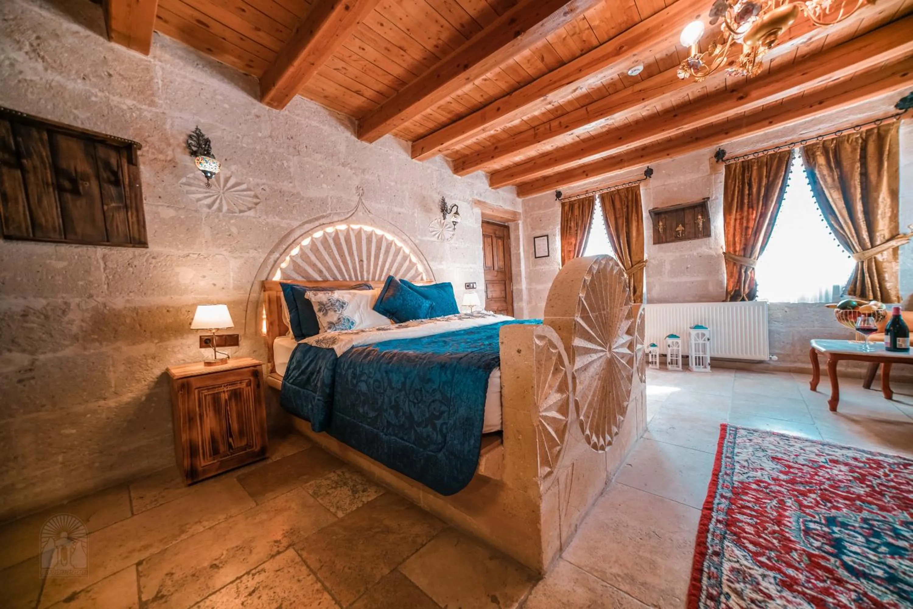 Photo of the whole room, Bed in Zeus Cave Suites