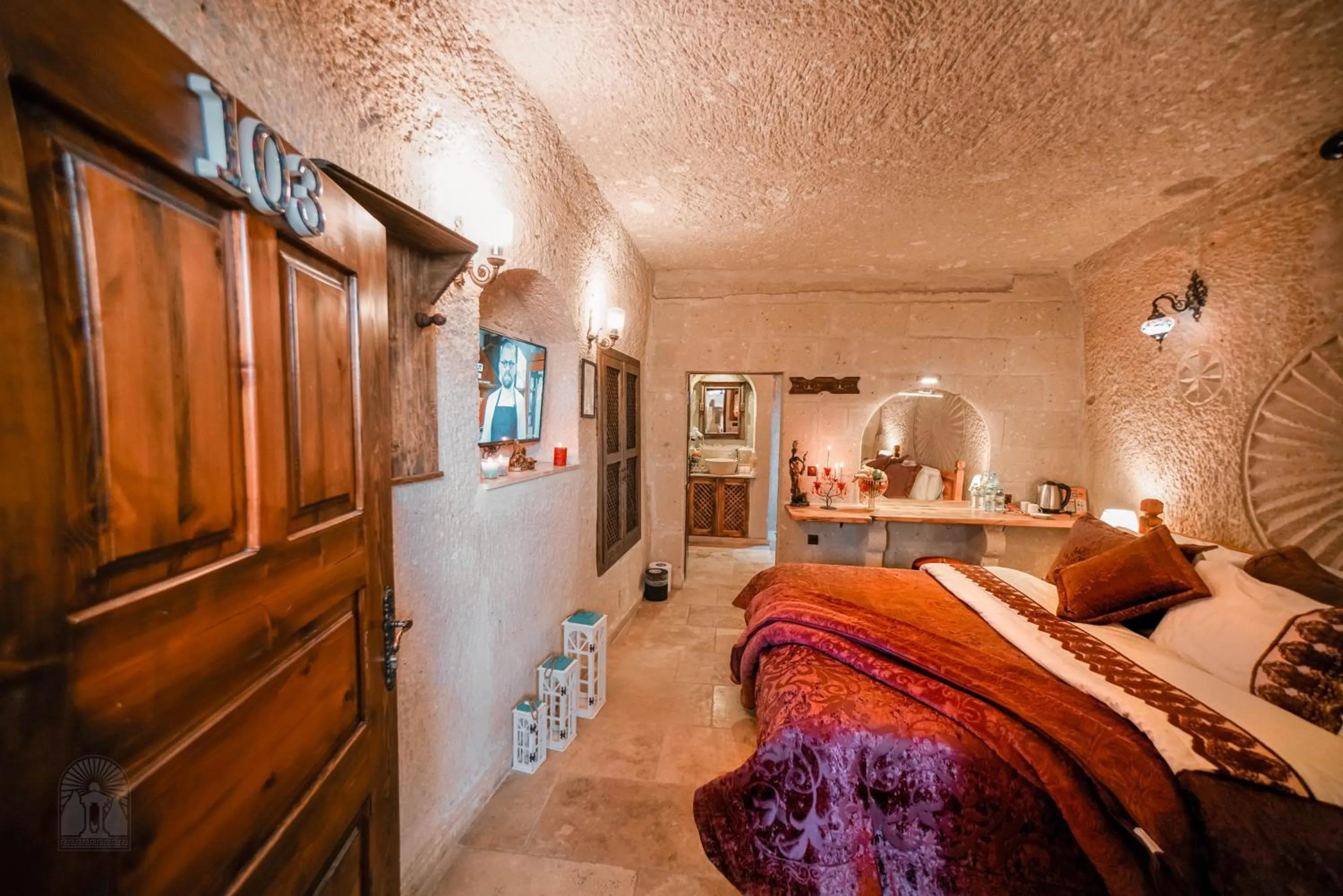 Photo of the whole room, Bed in Zeus Cave Suites