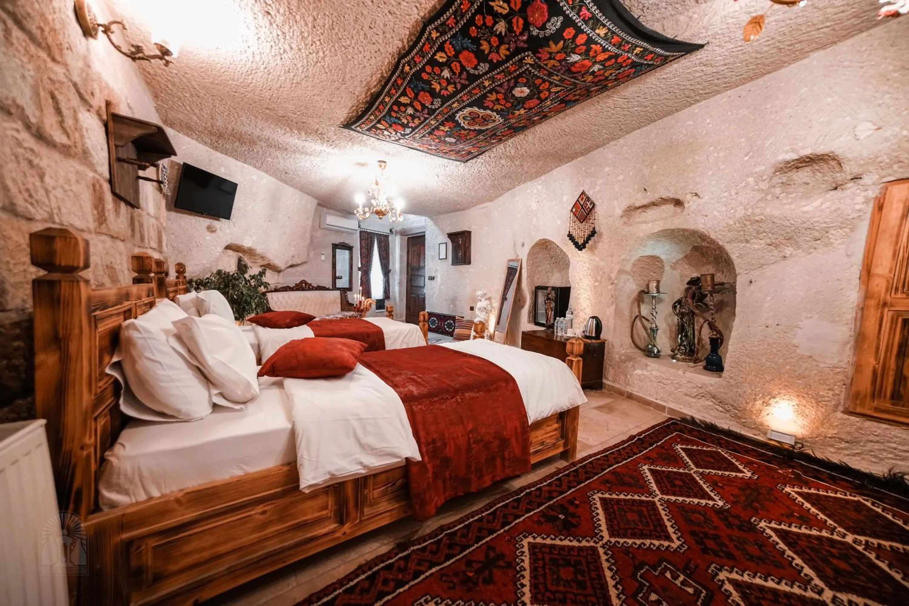 Photo of the whole room, Bed in Zeus Cave Suites