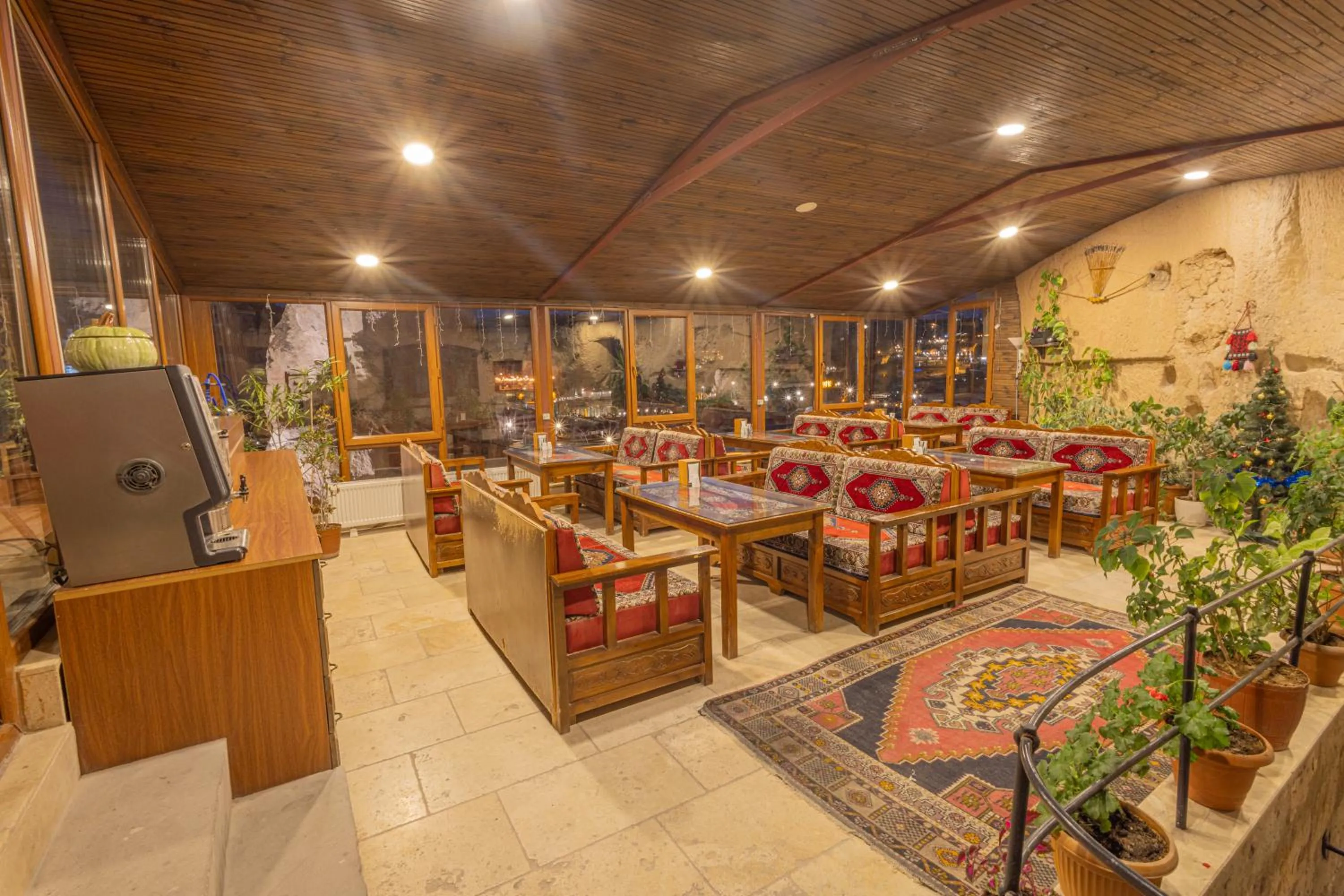 Restaurant/places to eat in Zeus Cave Suites