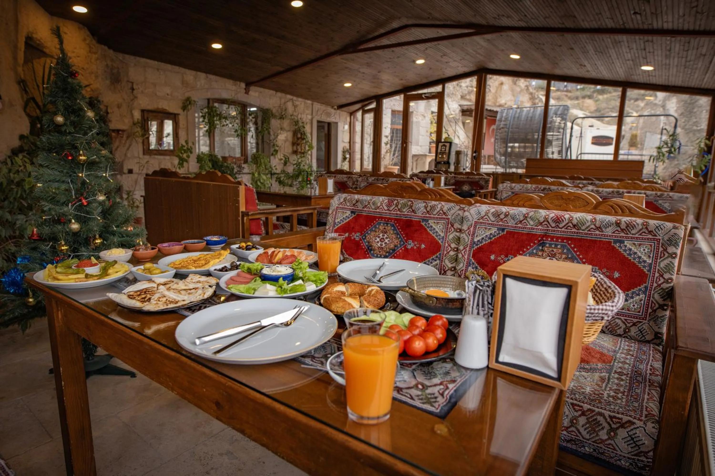 Restaurant/places to eat in Zeus Cave Suites