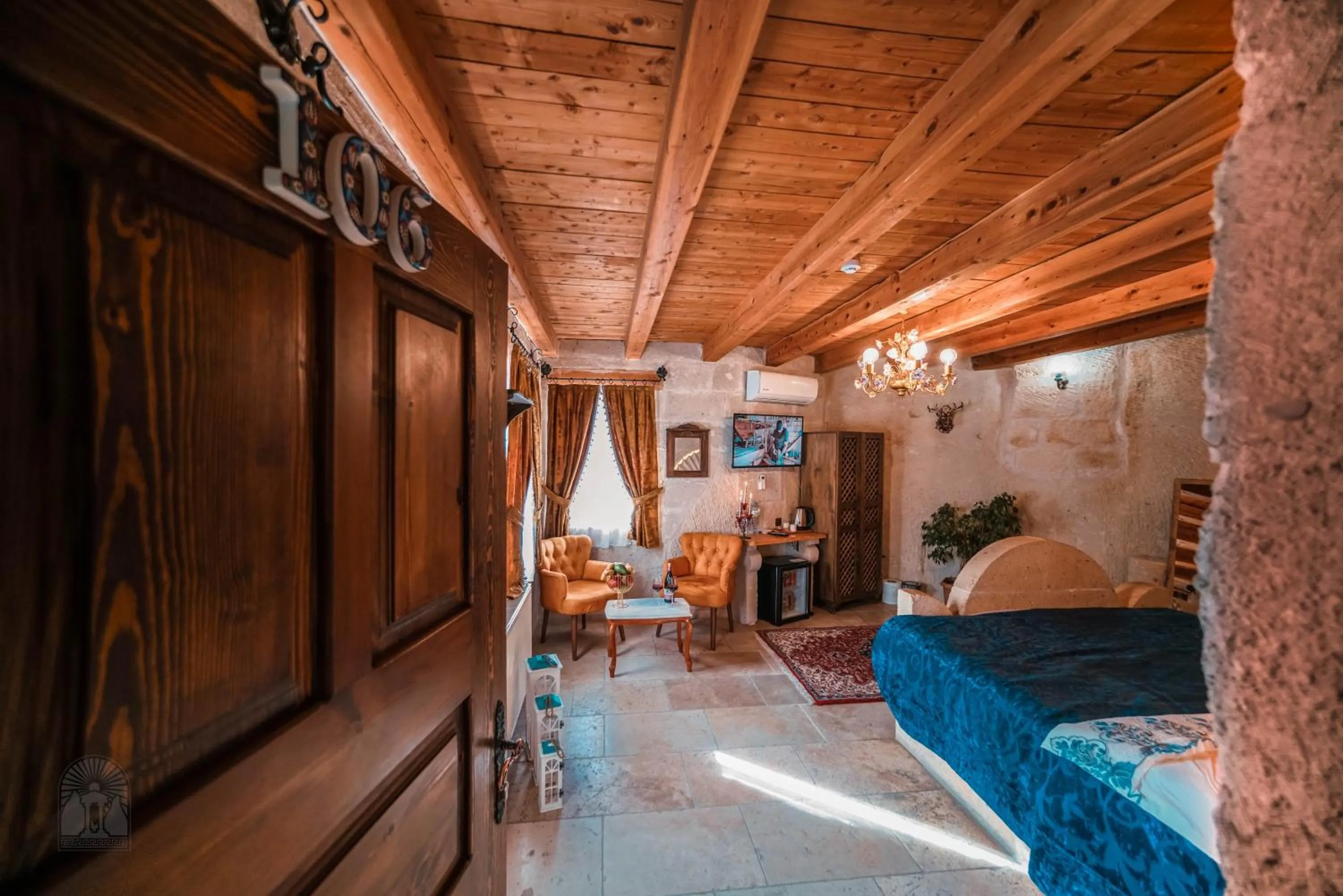 Photo of the whole room in Zeus Cave Suites